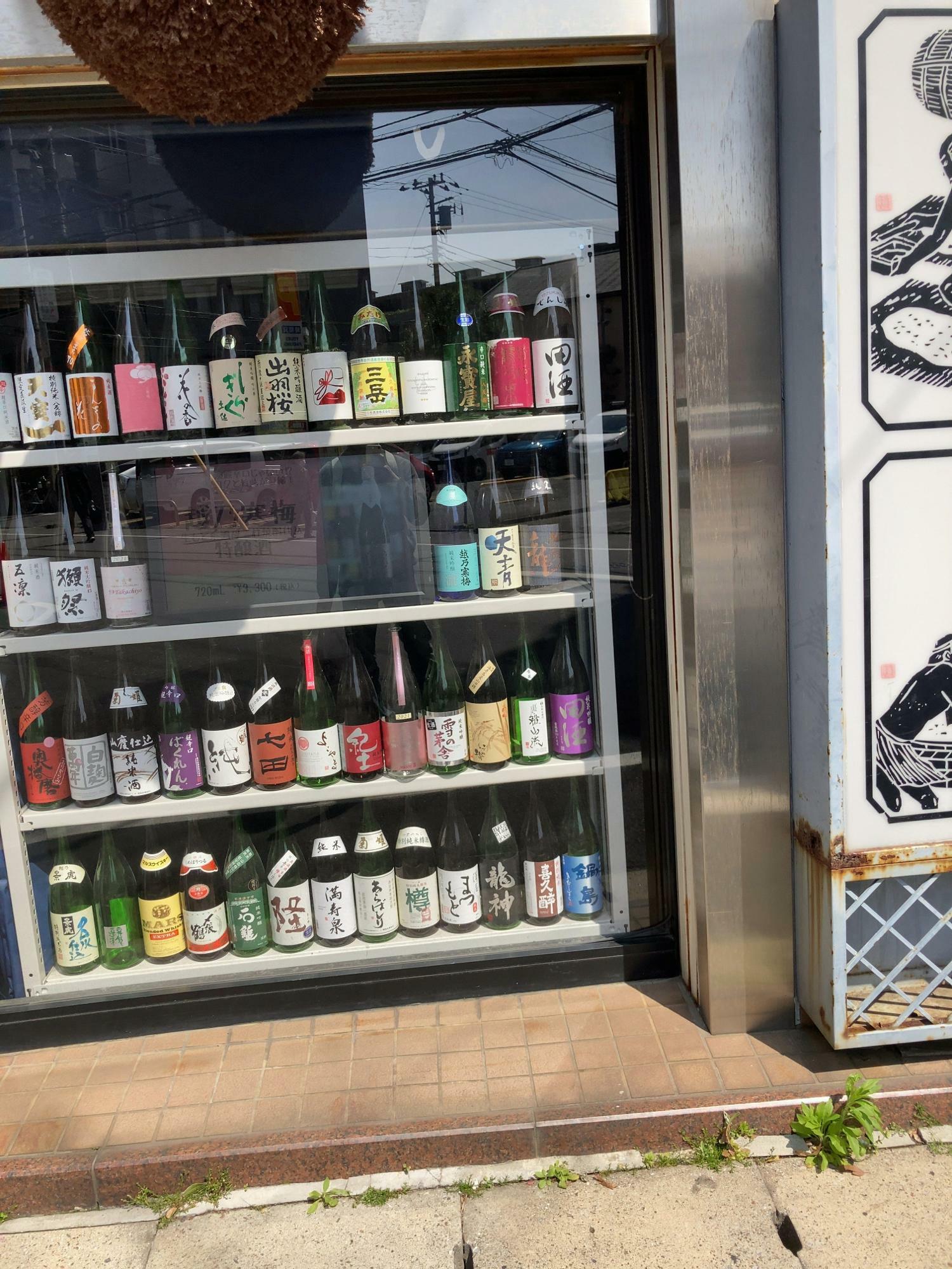 お店の前にも日本酒が展示されています