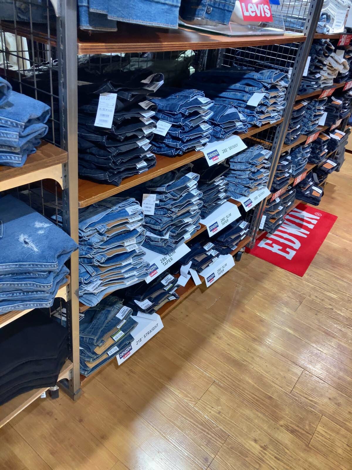 専門店なので色々なジーンズがあって悩んでしまいますが、じっくりと時間をかけて選ぶことができます。