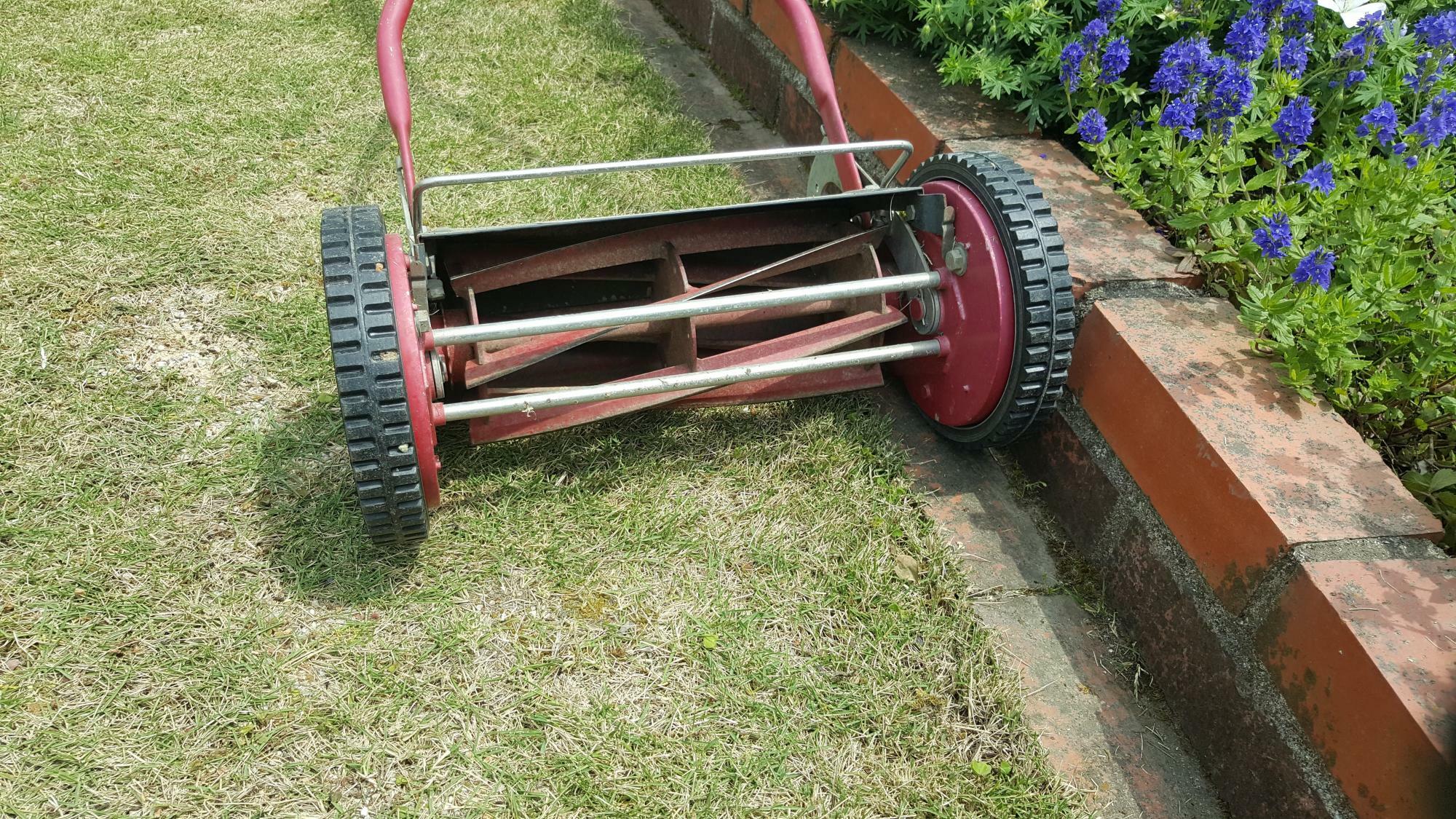 花壇の際の芝刈り機で刈れない部分はレンガ1列並べれば解決