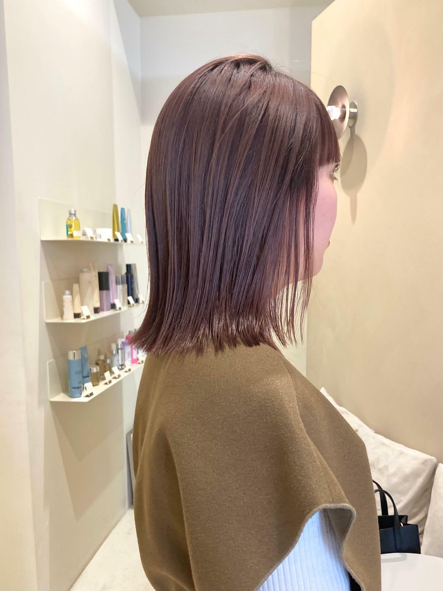 ストレートがポイントのヘアスタイルに。