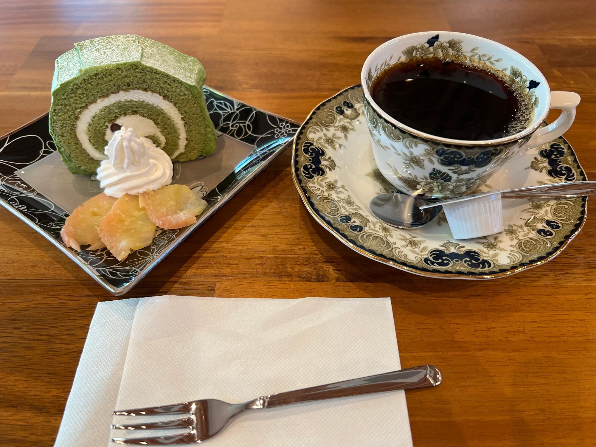 茶みせ　かもん　抹茶のロールケーキ