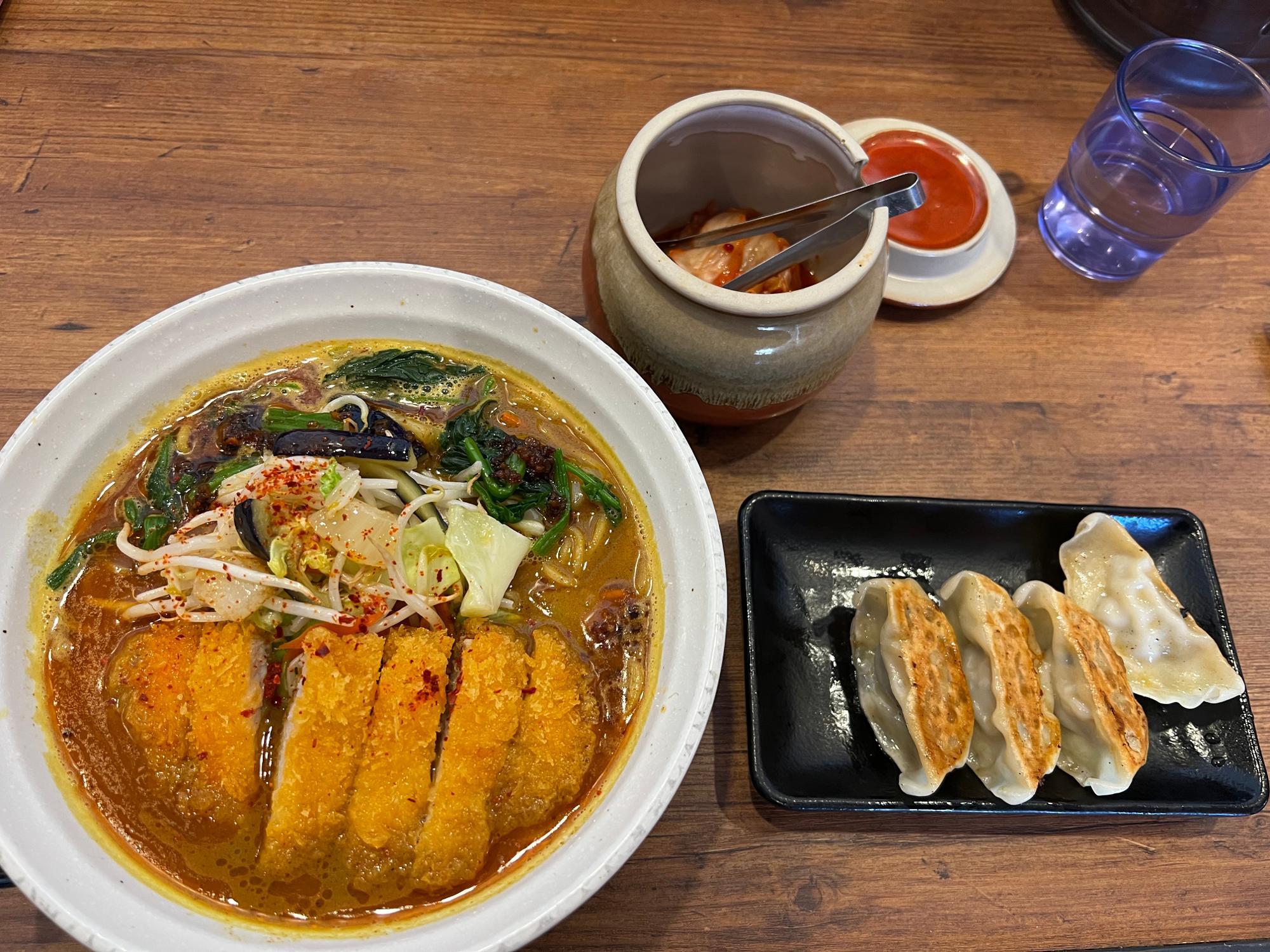 「拉麺　根本商店」カツカレー拉麺と餃子