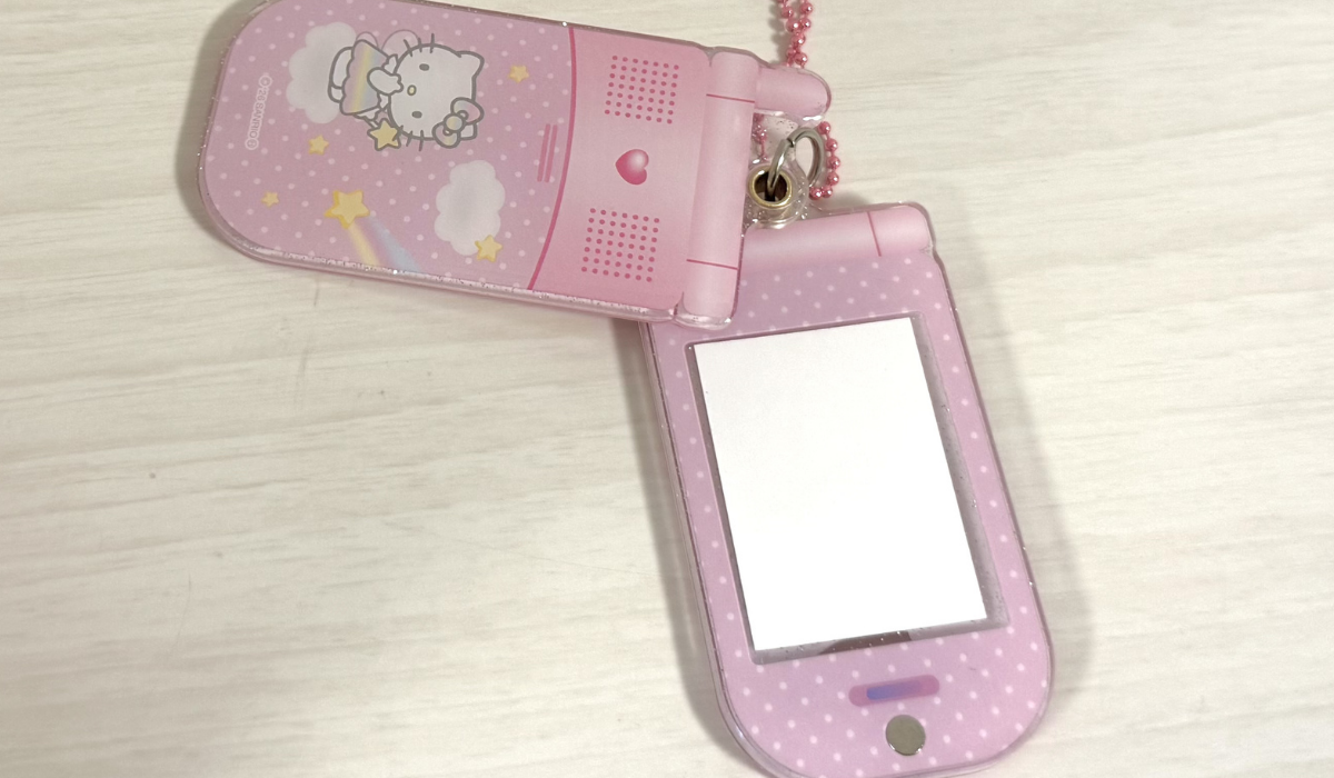 平成レトロ】ハローキティの“ガラケーキーホルダー”がエモすぎ！推し活
