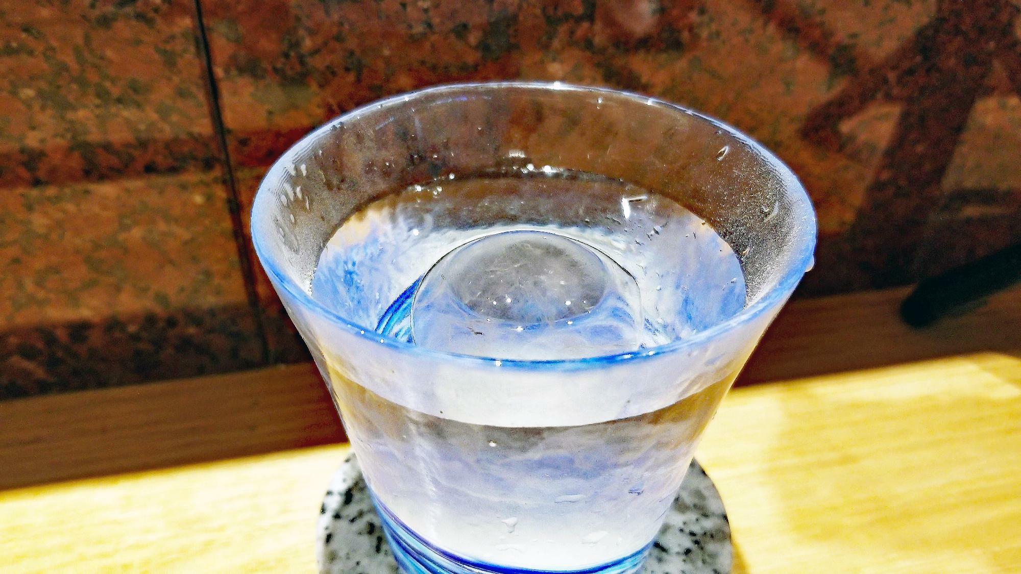 グラスに丸氷はオシャレですね