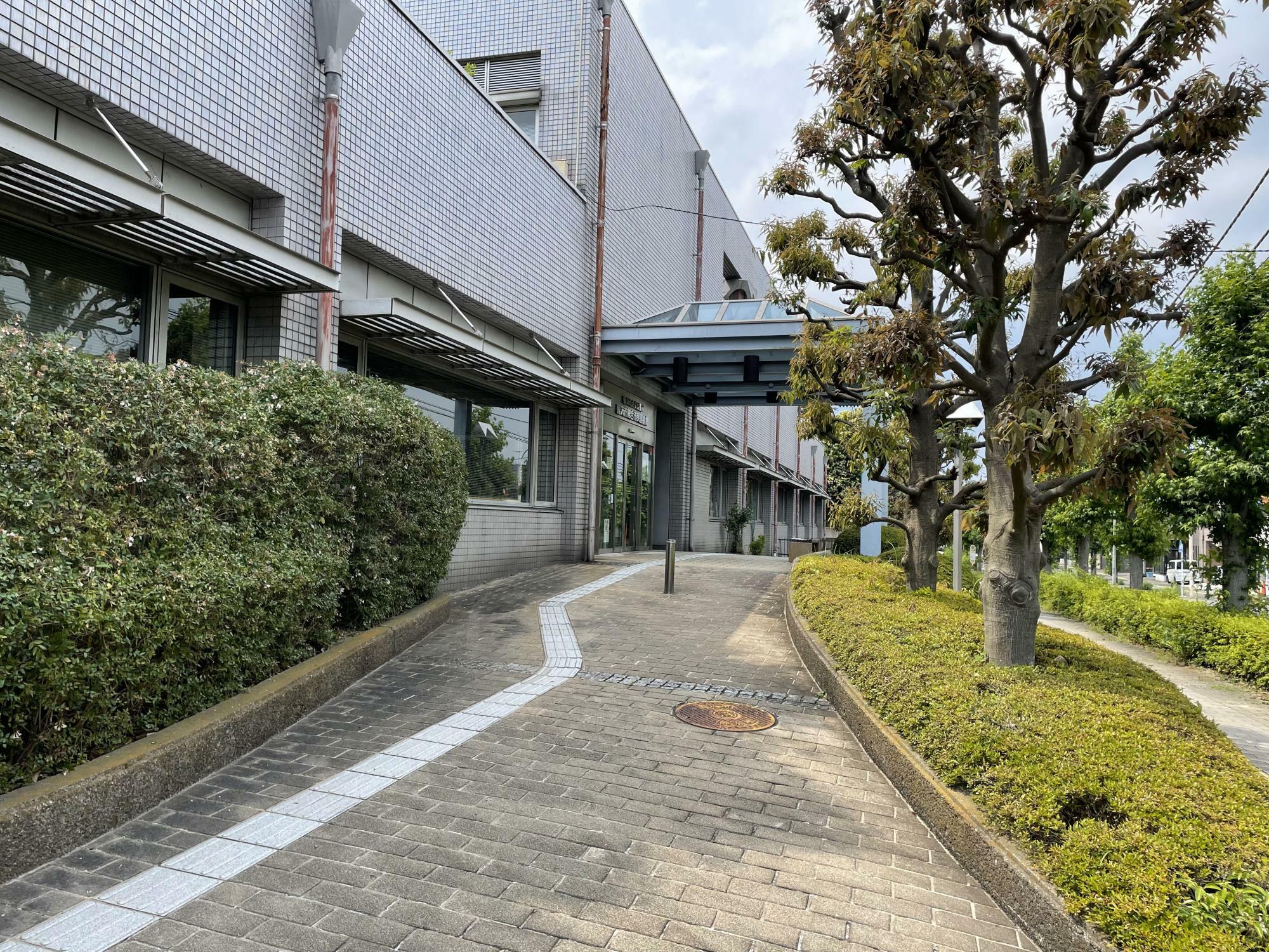 藤沢市総合市民図書館外観