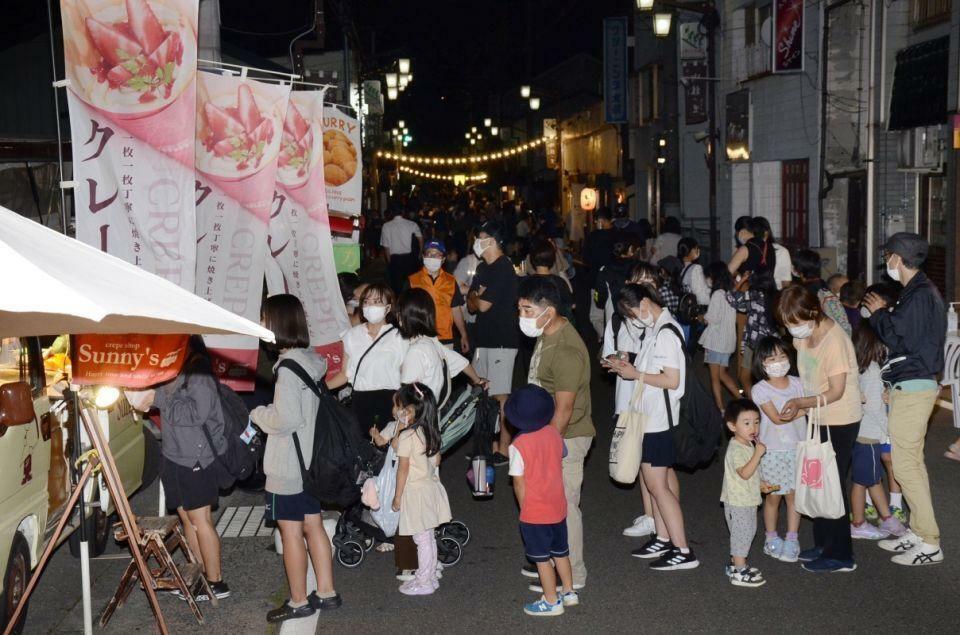 行列が出来るほど大盛況のキッチンカー（写真下諏訪町商工会議所から借用）