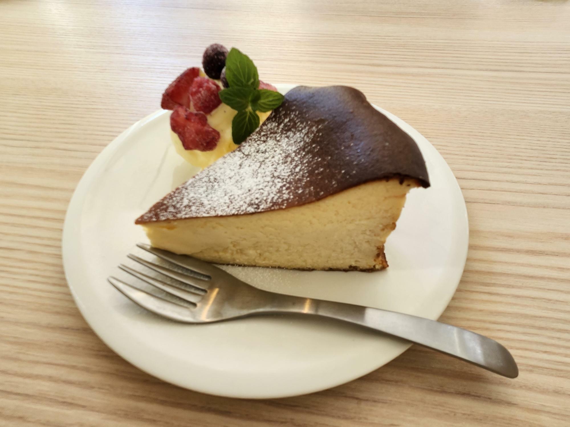 店内用のバスクチーズケーキ　アイス添えプレート　528円。