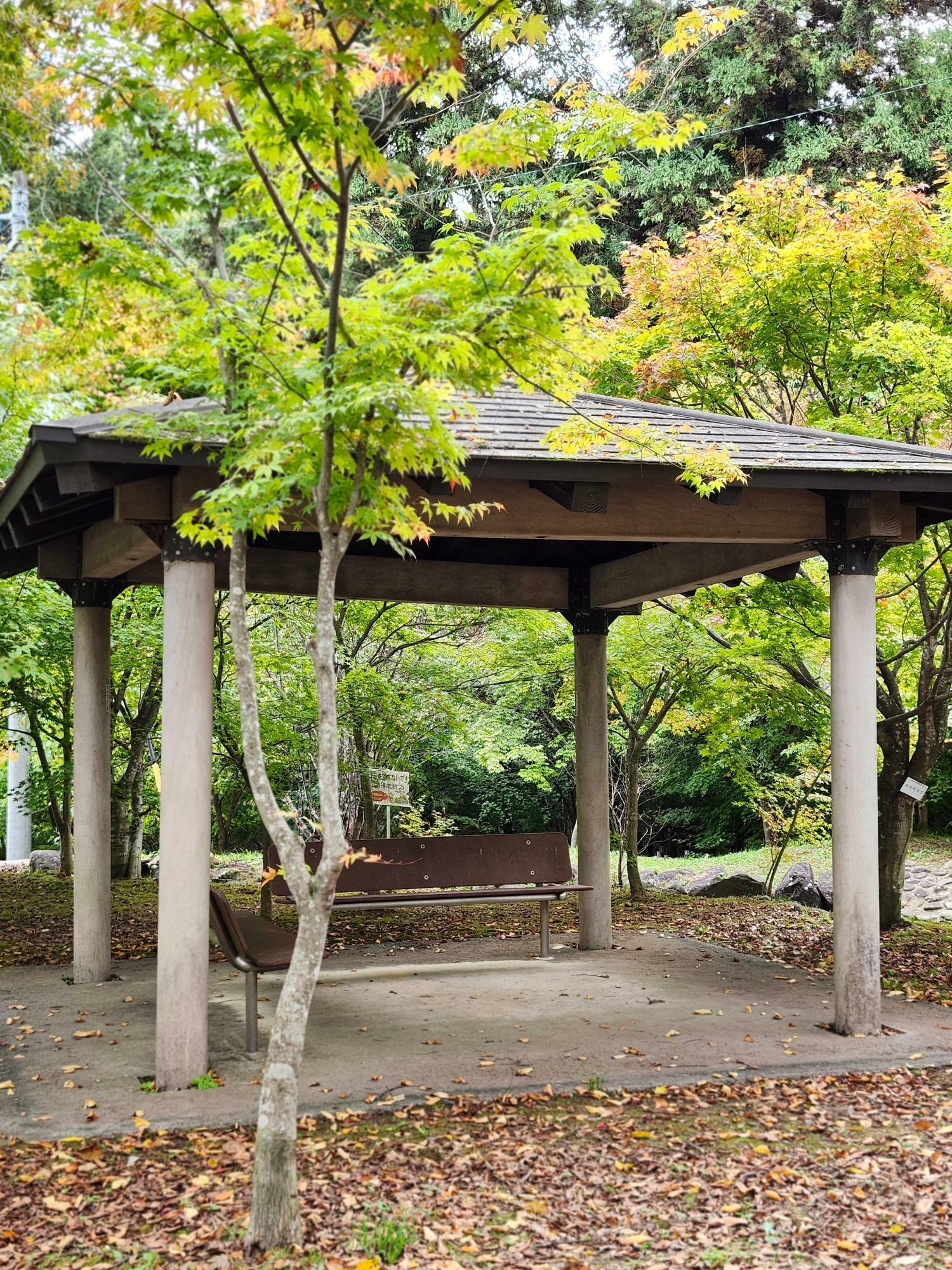 公園内にある東屋