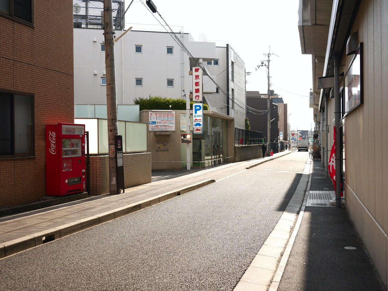 京阪電車の高架沿いを歩く