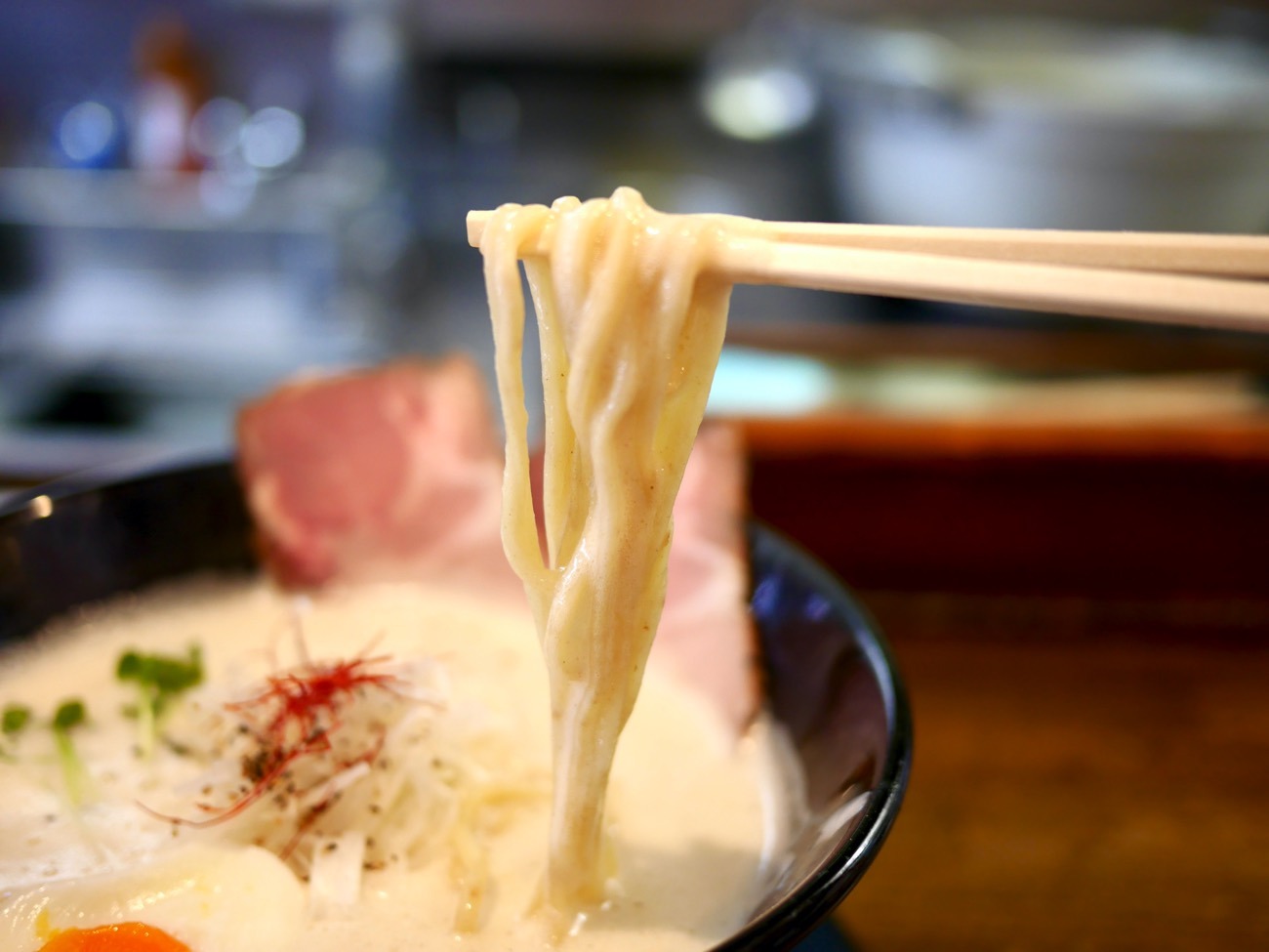 自家製麺にスープがからむ