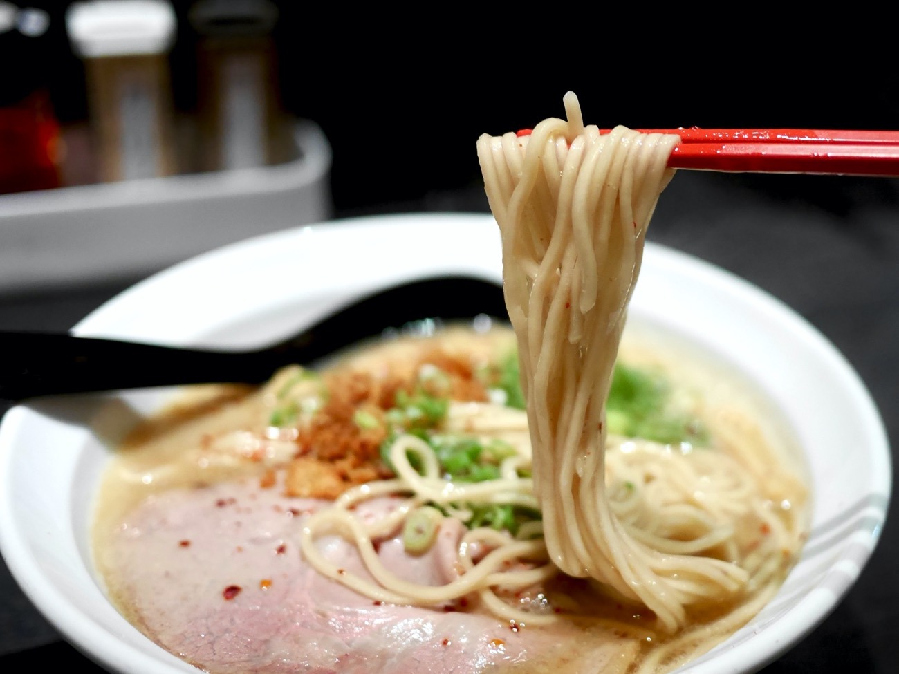 こってりスープにコーティングされた麺