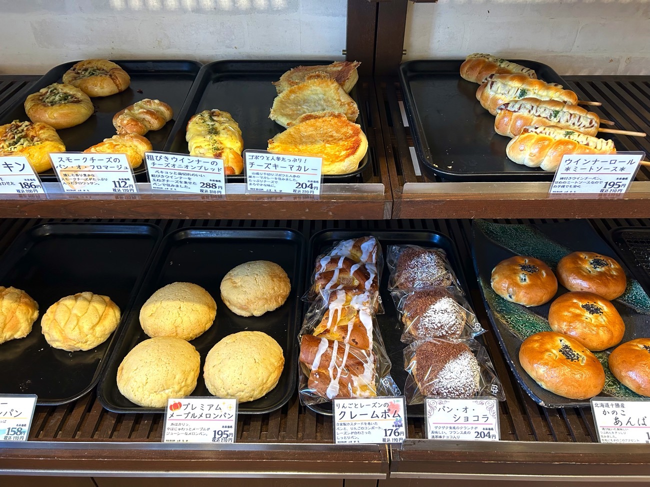 店頭に並ぶさまざまな種類のパン
