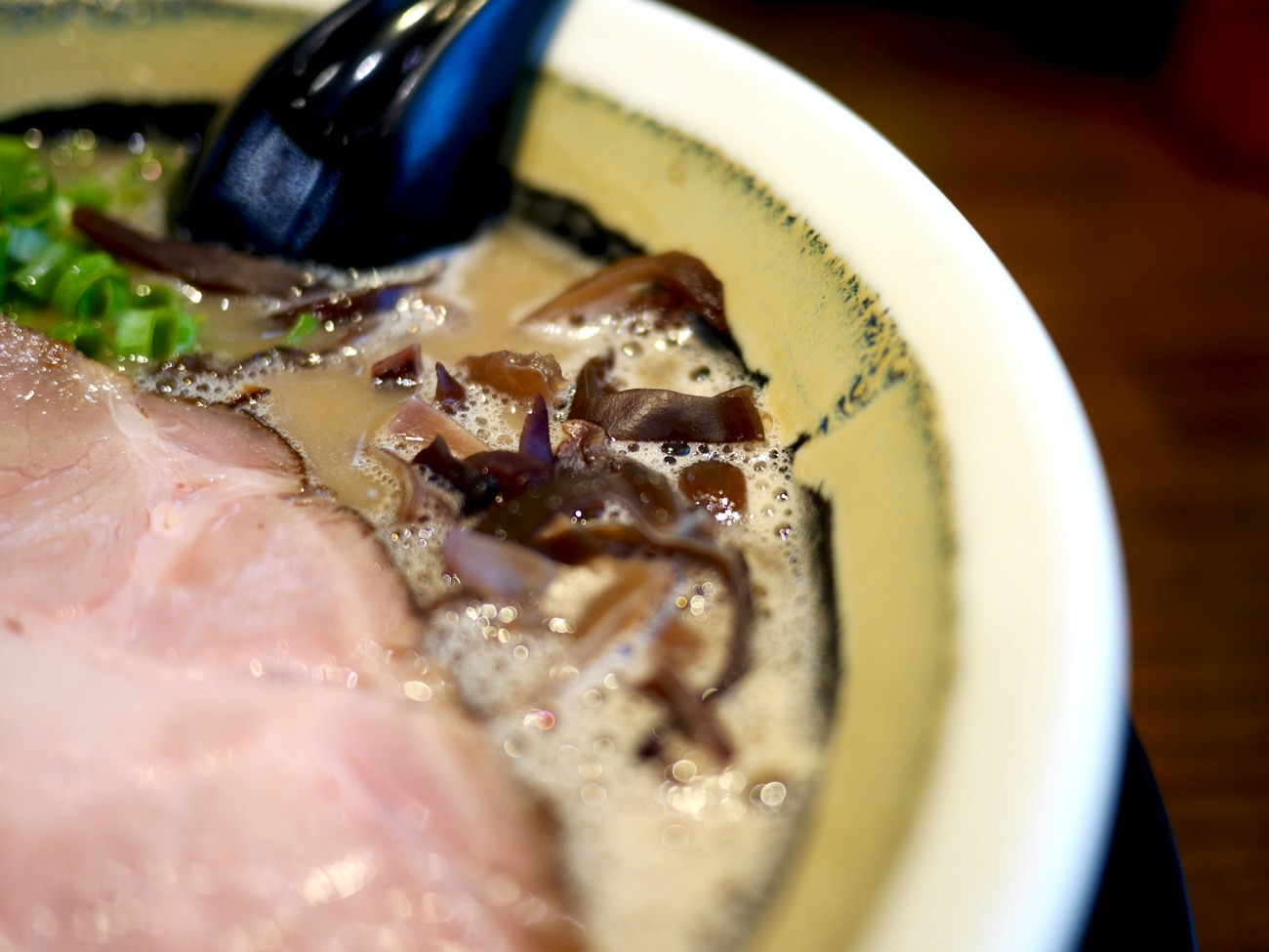 細やかな泡立ちのある豚骨スープ