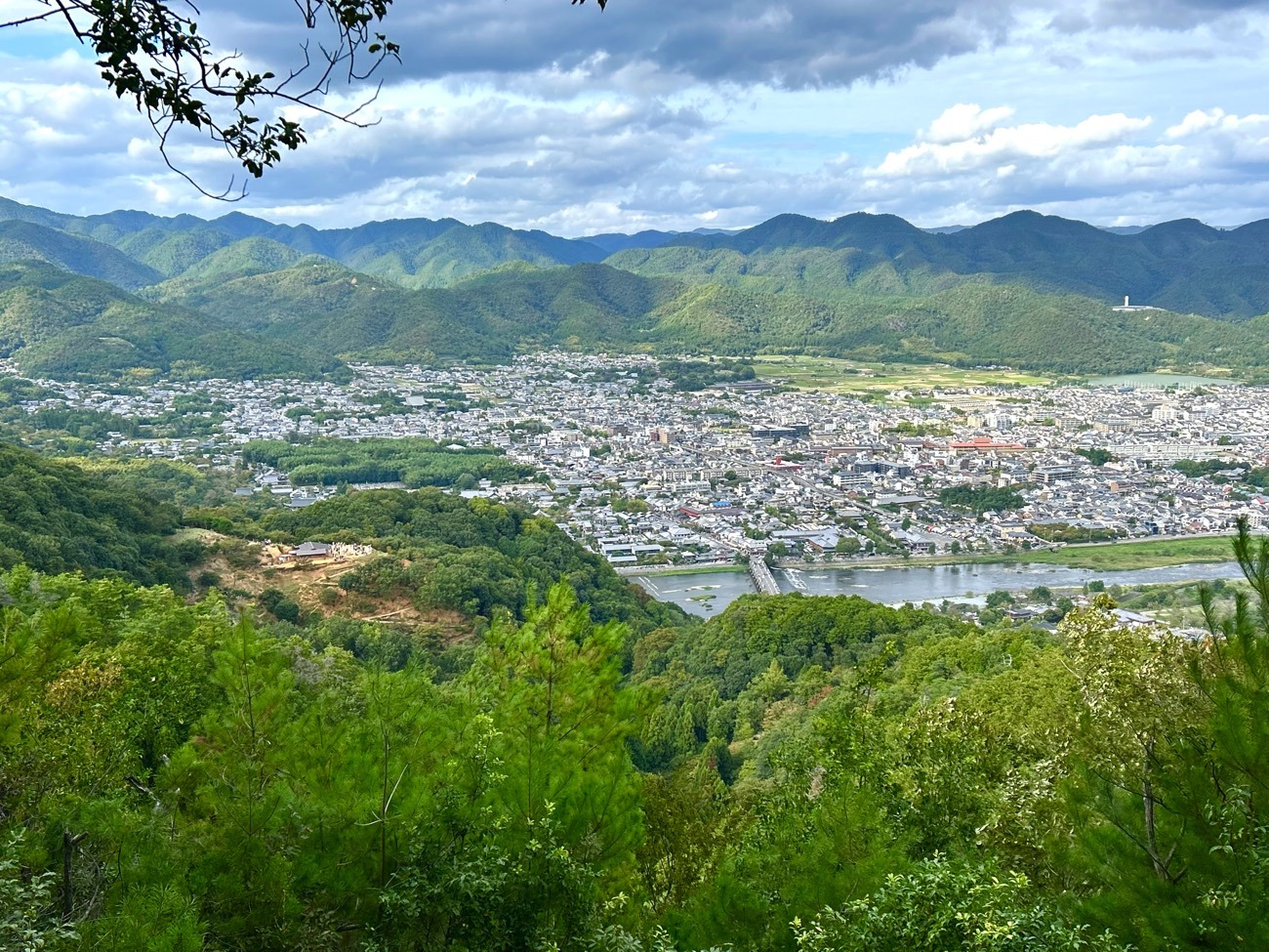 松尾山から望む嵐山の風景