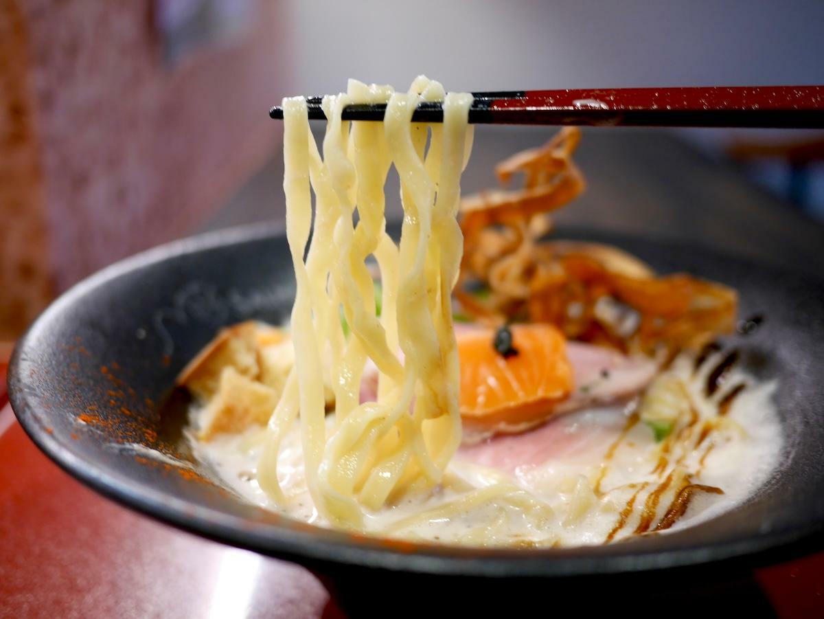 サーモンの旨みが詰まった白濁のスープが麺にからむ