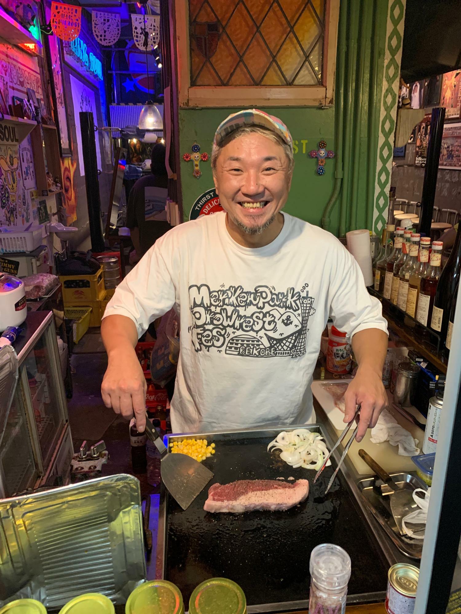 リングでは悪役レスラー「BADMAX藤永」だが、普段は笑顔が似合う藤永幸司さん。料理の腕前も抜群