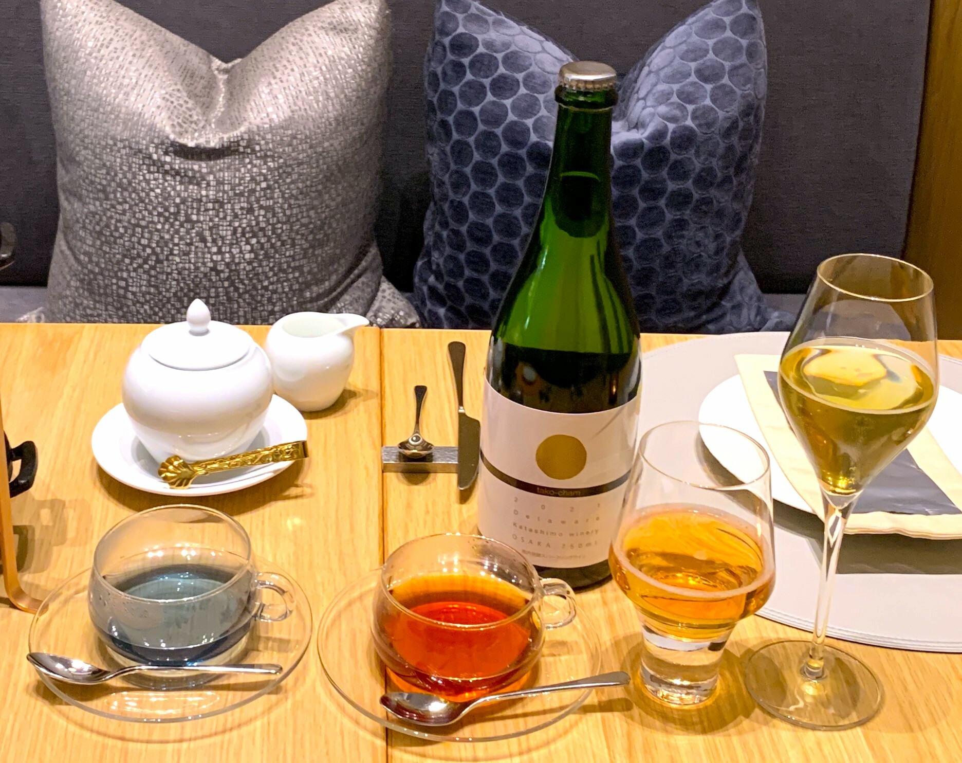 デラウェア100パーセント使用のスパークリングワイン「たこシャン」（ボトルと写真右）。