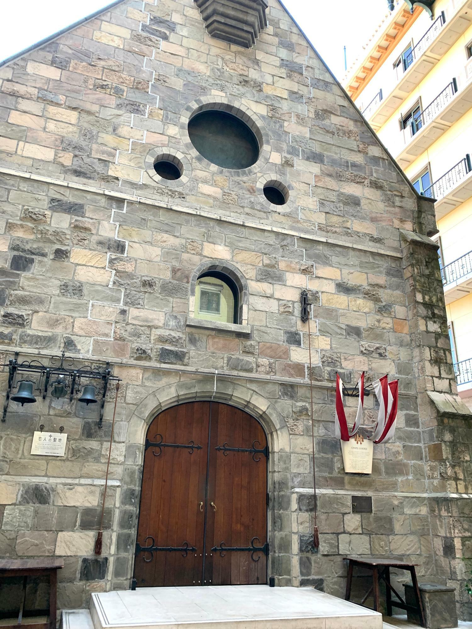 「エスカーレ」の店前には、中世時代のヨーロッパの教会を復元したチャーチも建つ
