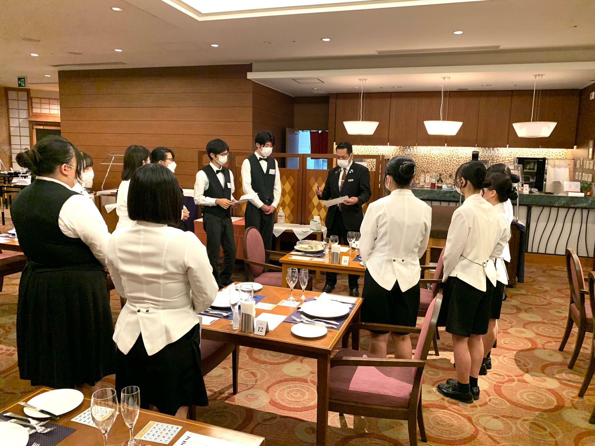 ディナー開催前に、エグゼクティブマネージャーの淀井武弘さんに最後の指導を受ける