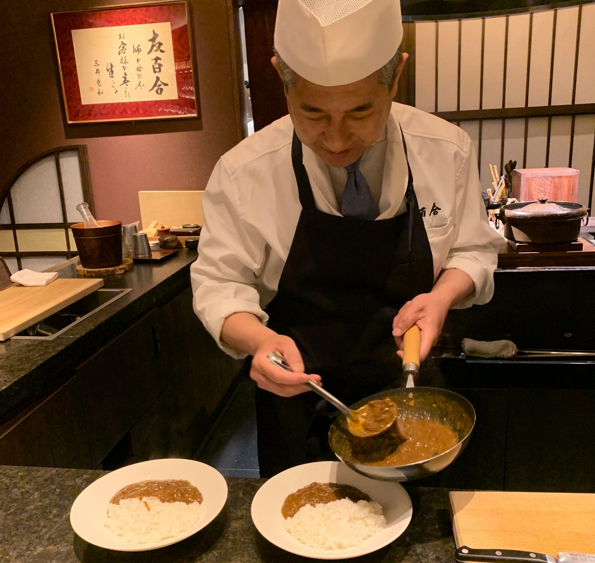 凄腕の料理人として知られる三井さんが愛情込めて作り上げる「牛タンカレー」が大評判