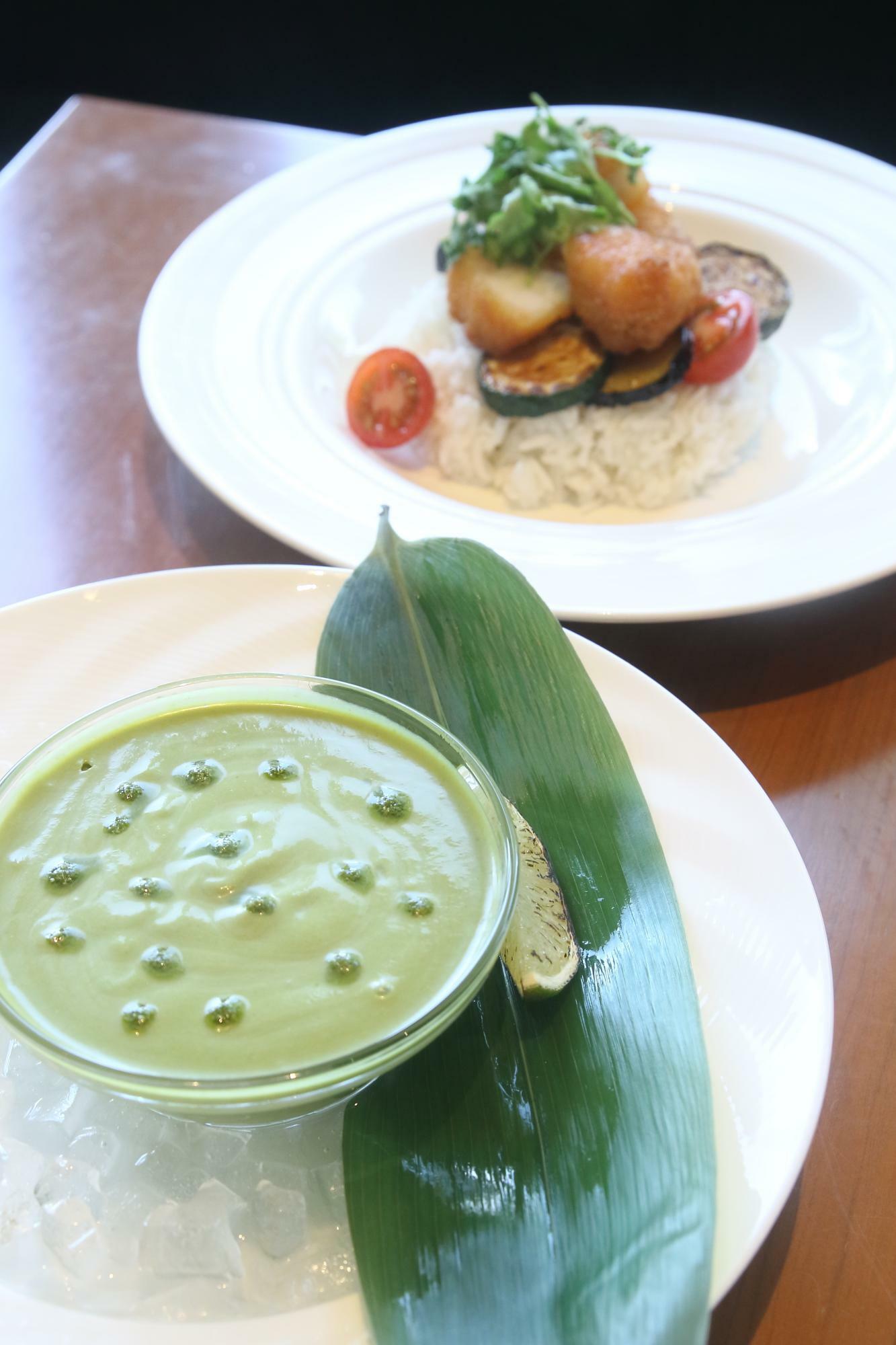 8 月 15 日(木)まで提供される新作『冷製グリーンカレー スイートチリ風味の海老フライと焼きライム』