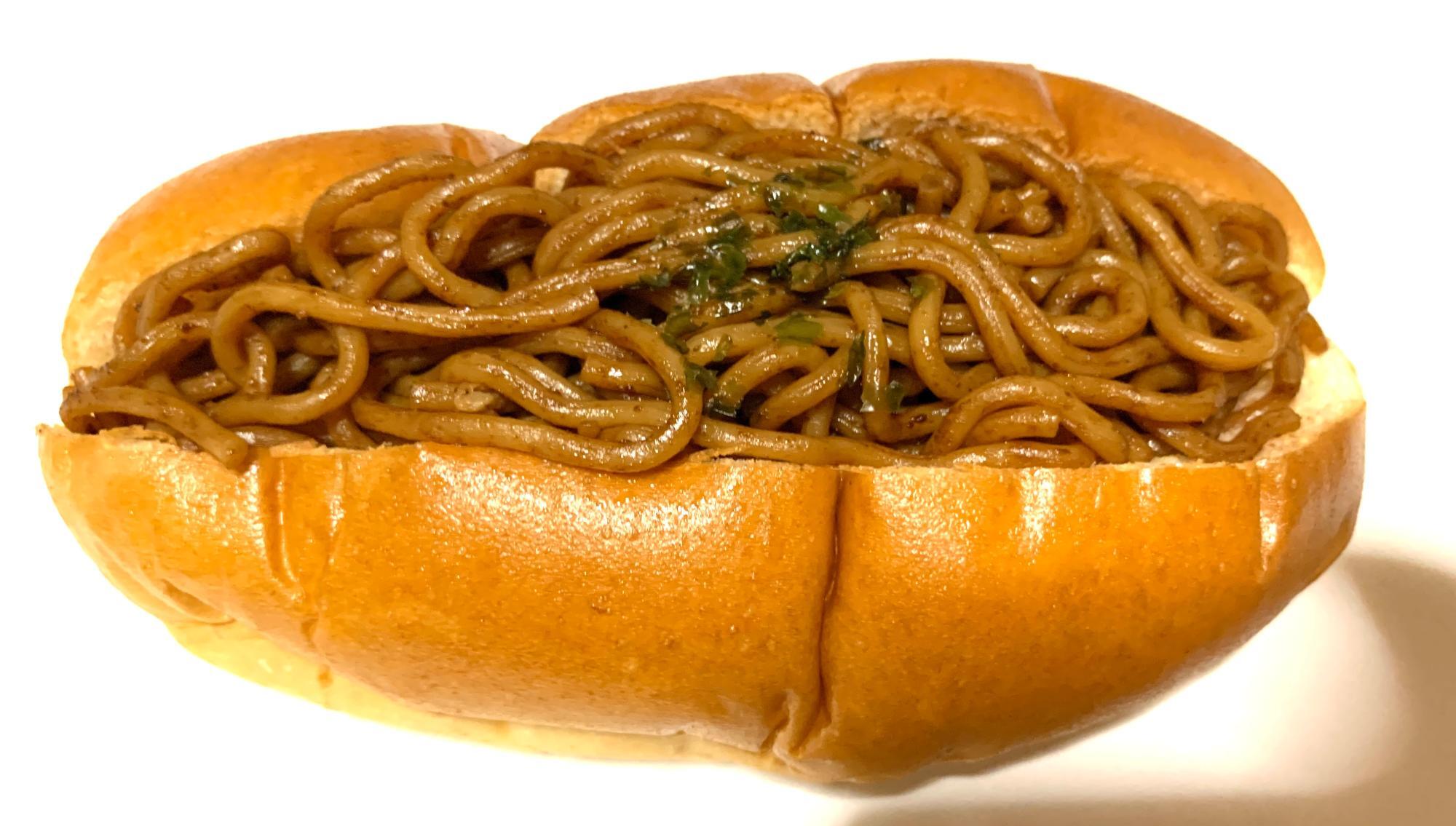 大阪・関西万博で話題のパン屋さんの焼きそばパンって？外国人も