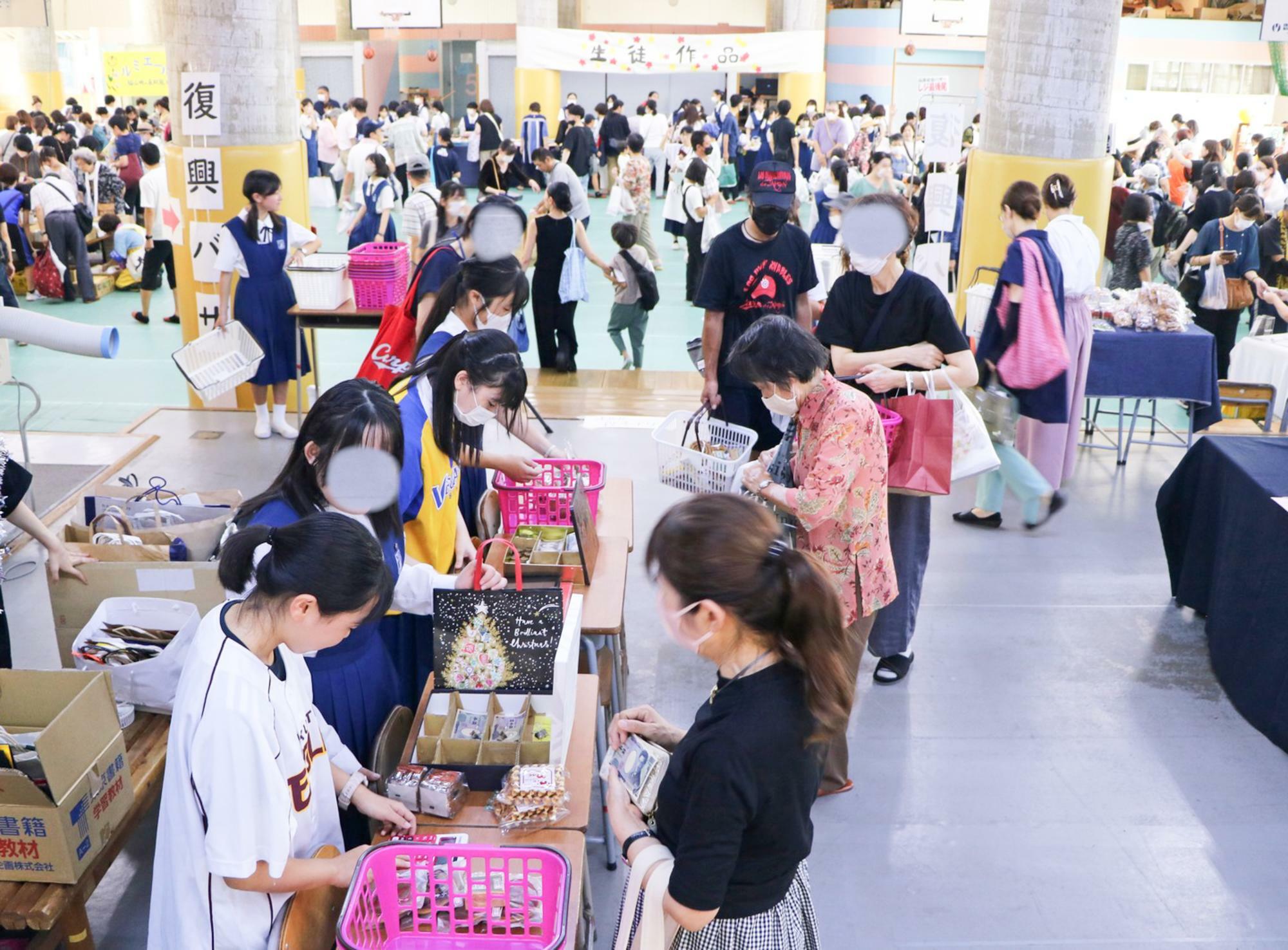 福山暁の星女子中学・高等学校Instagramより：2023年バザーのようす（校舎内）