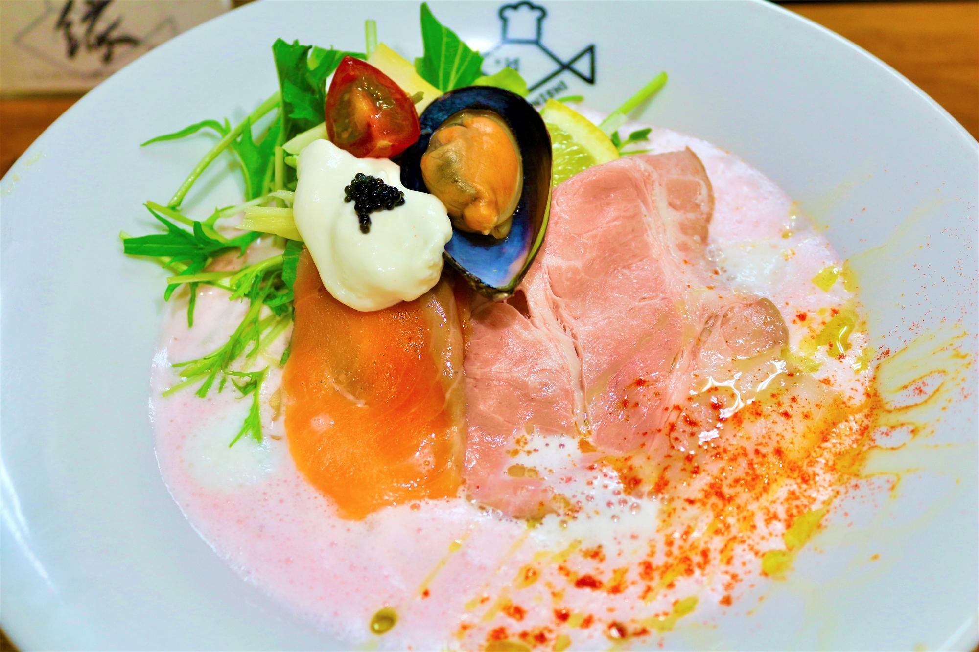見てください、この鮮やかな桜色のスープ。
