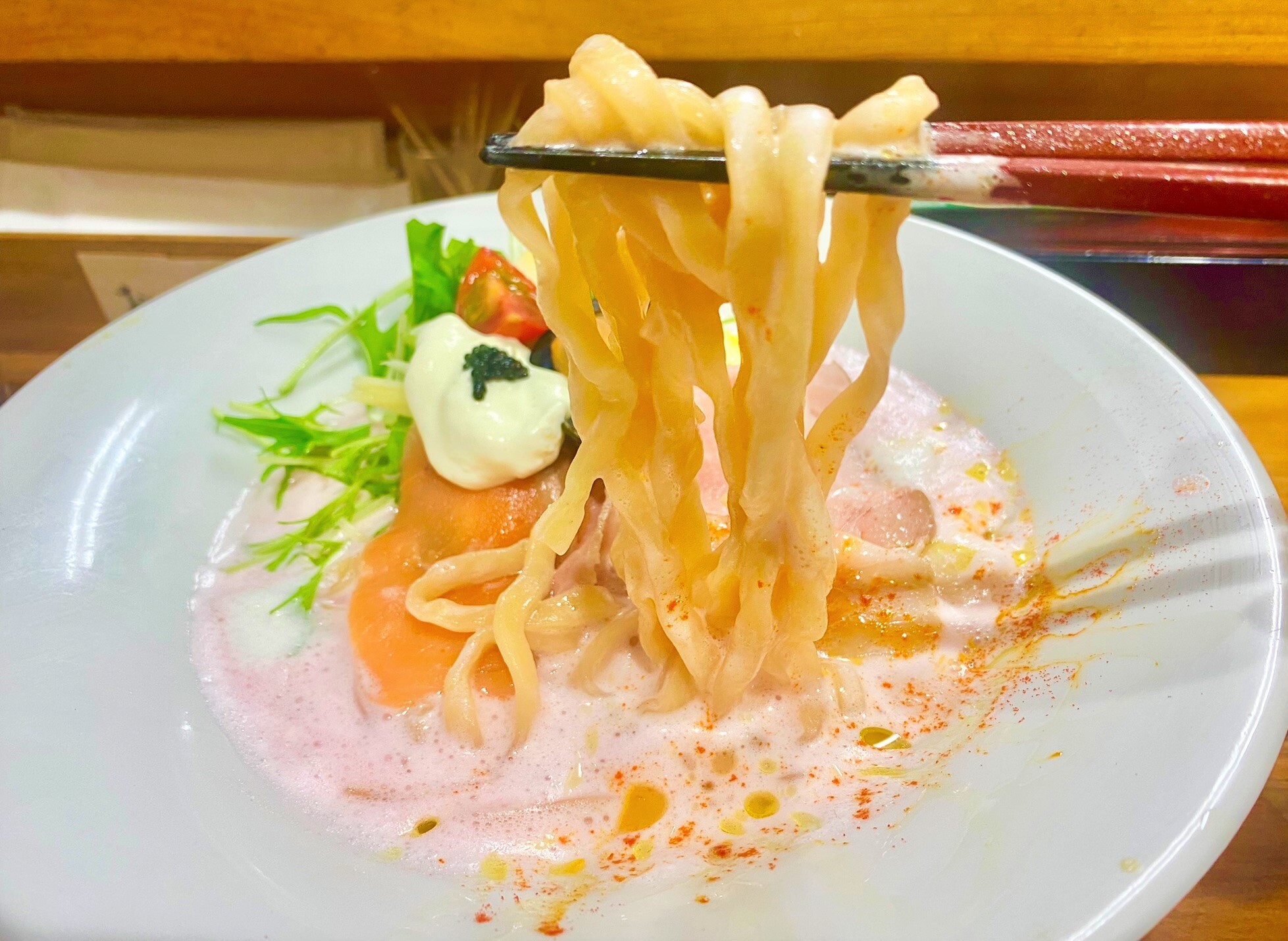 麺は比較的太め。