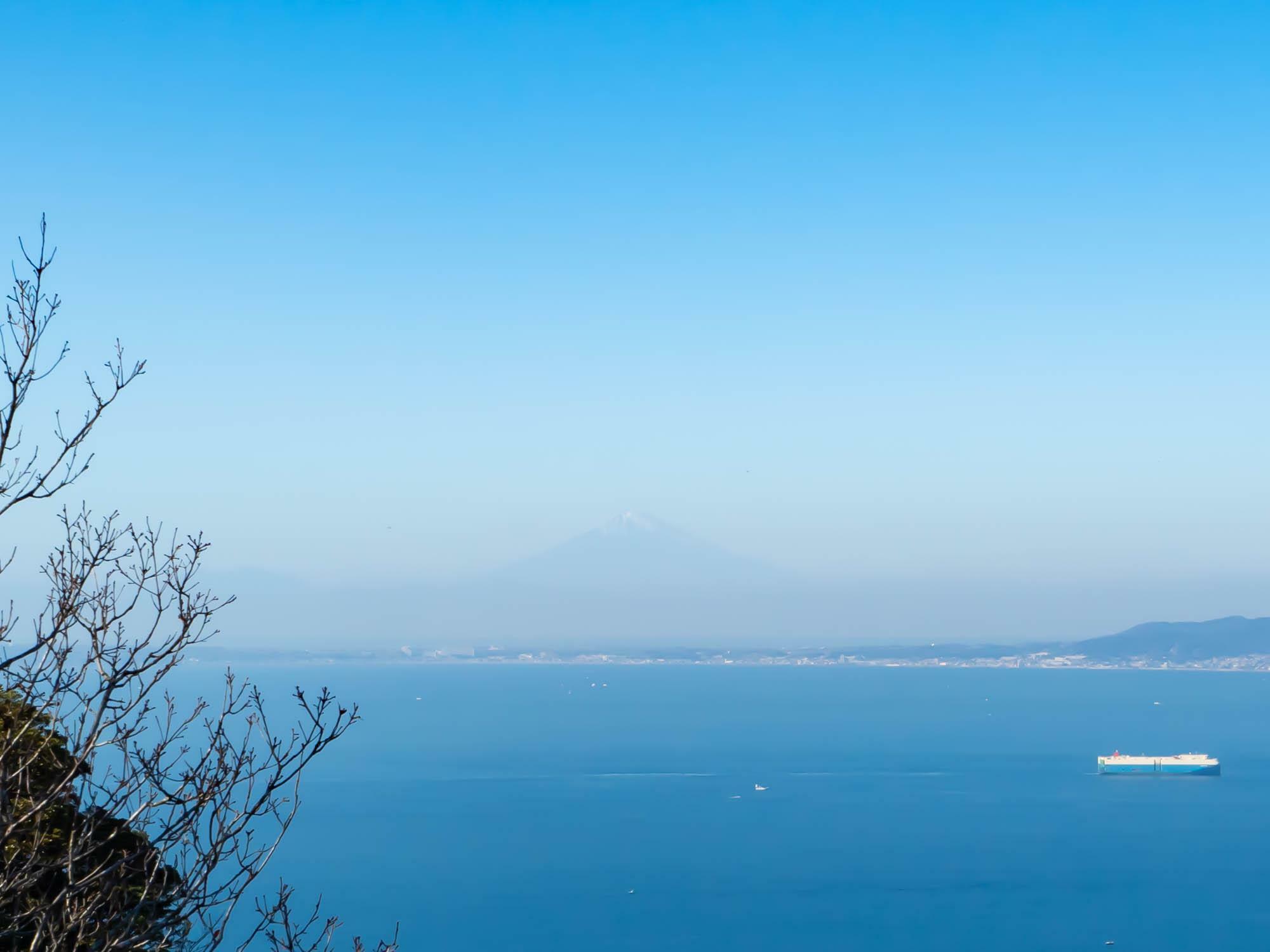 写真では分かりづらいが遠くにうっすらと富士山が見える。