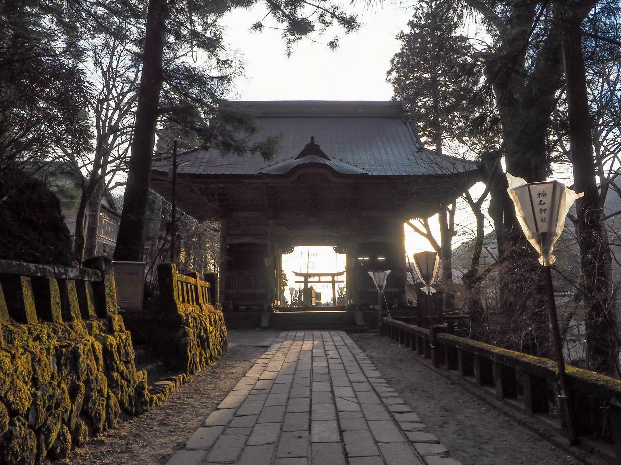 随神門から鳥居を望む。夕陽が射し込み神秘的な景観だ。
