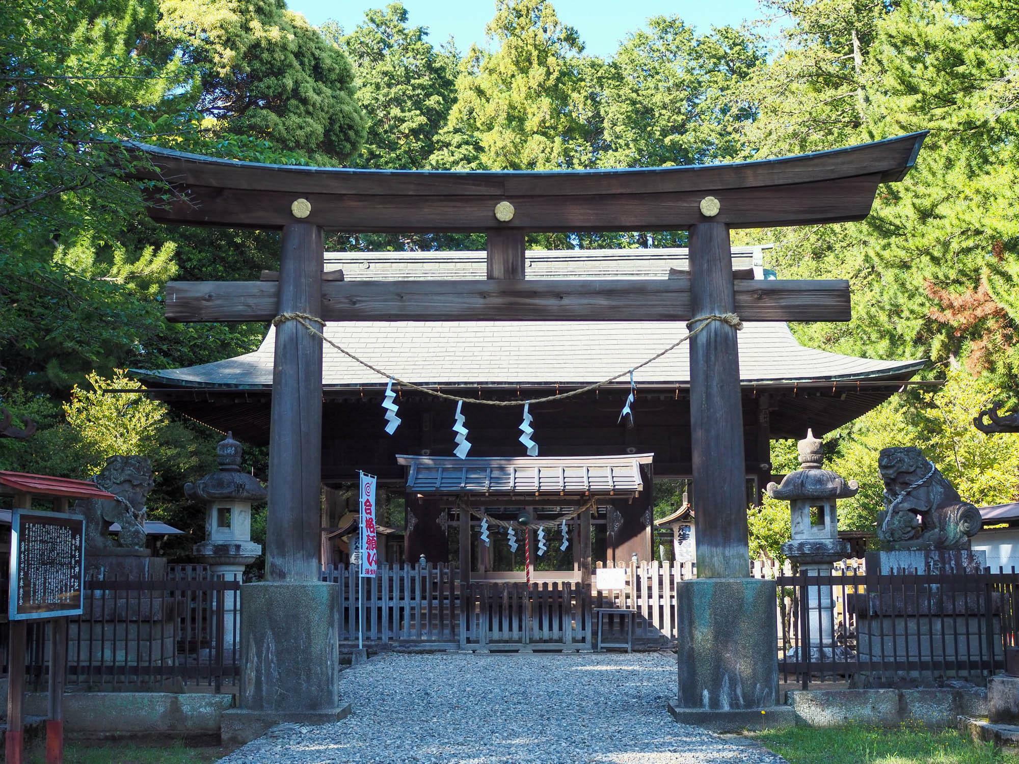 蒲生神社。八幡山公園の日本庭園を抜けて少し歩くと境内に出る。