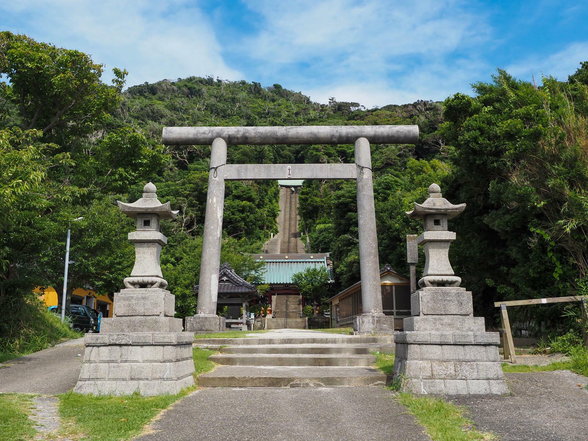 鳥居から本殿まで続く参道。遠くからでも急勾配の石段であることが分かる。