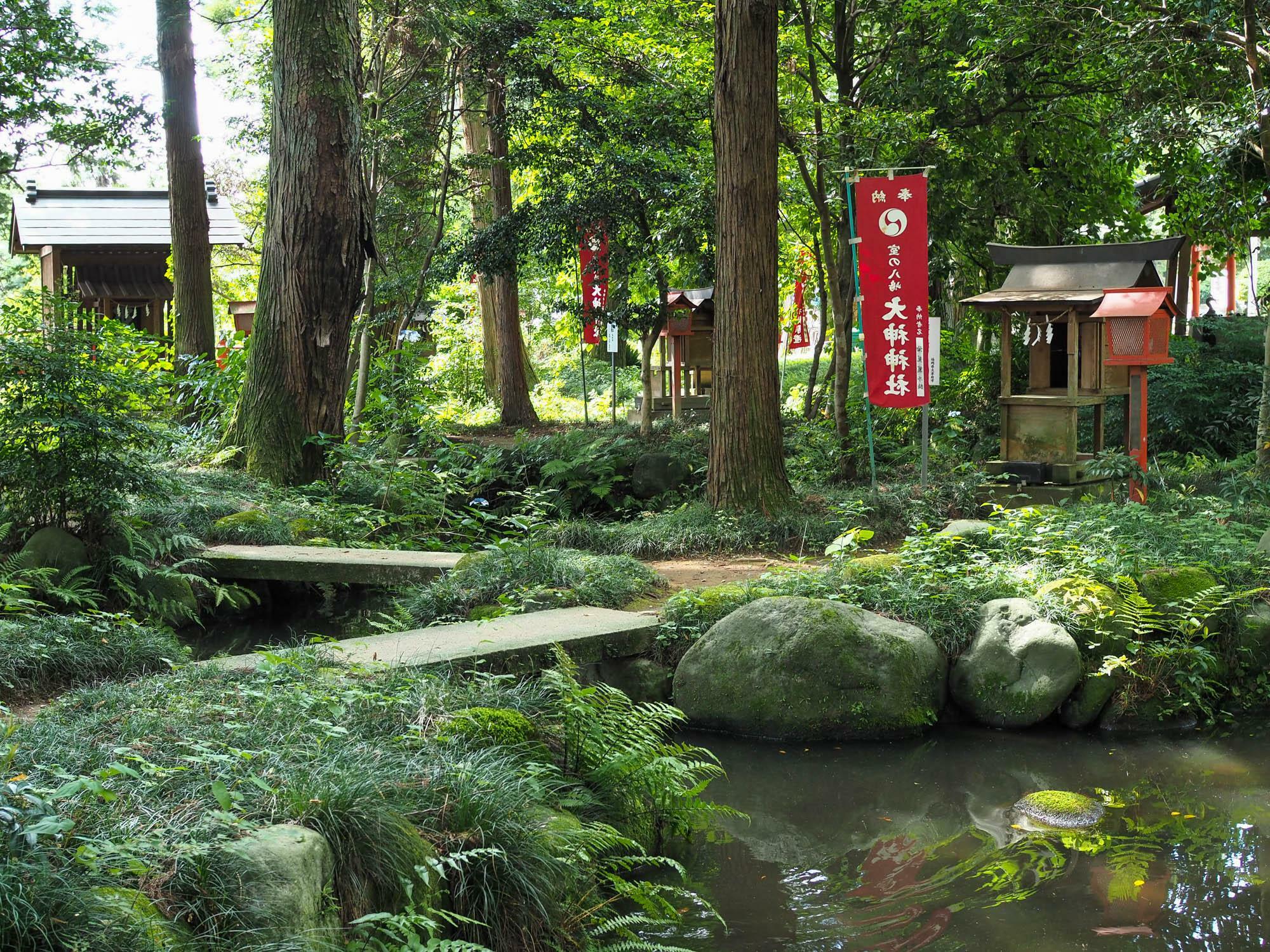 「室の八島」。池に囲まれた八つの島には八神が祀られている。