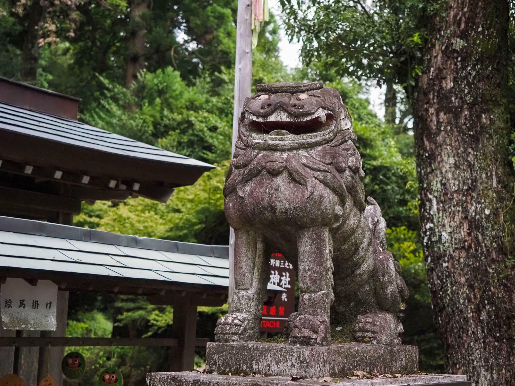 村檜神社の狛犬。表情がとてもユニークで興味深い。