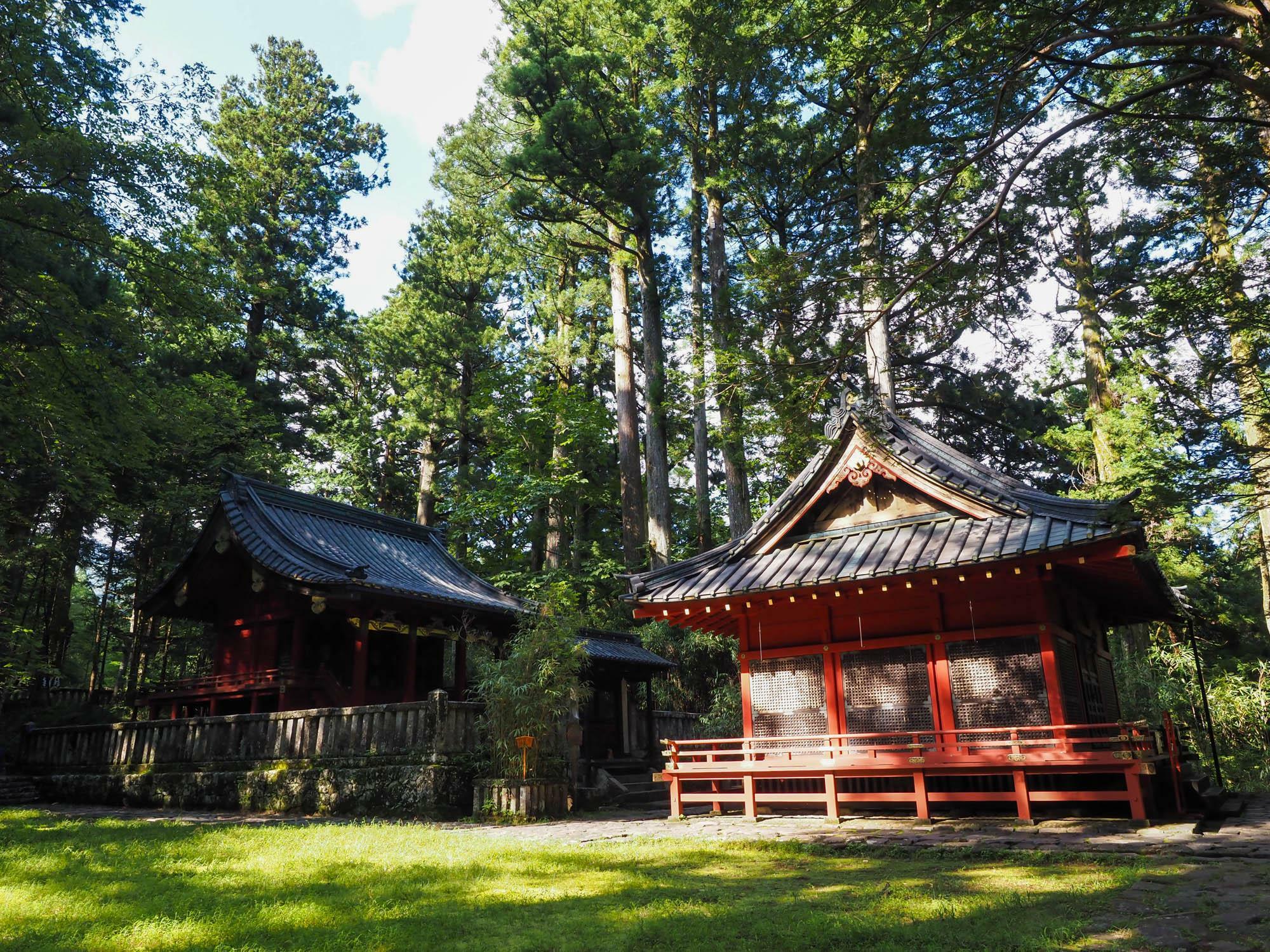 写真右手から拝殿、そして本殿へと続く。本殿の裏側には扉があり、滝尾神社の御神体山である女峰山を遥拝できるようになっている。