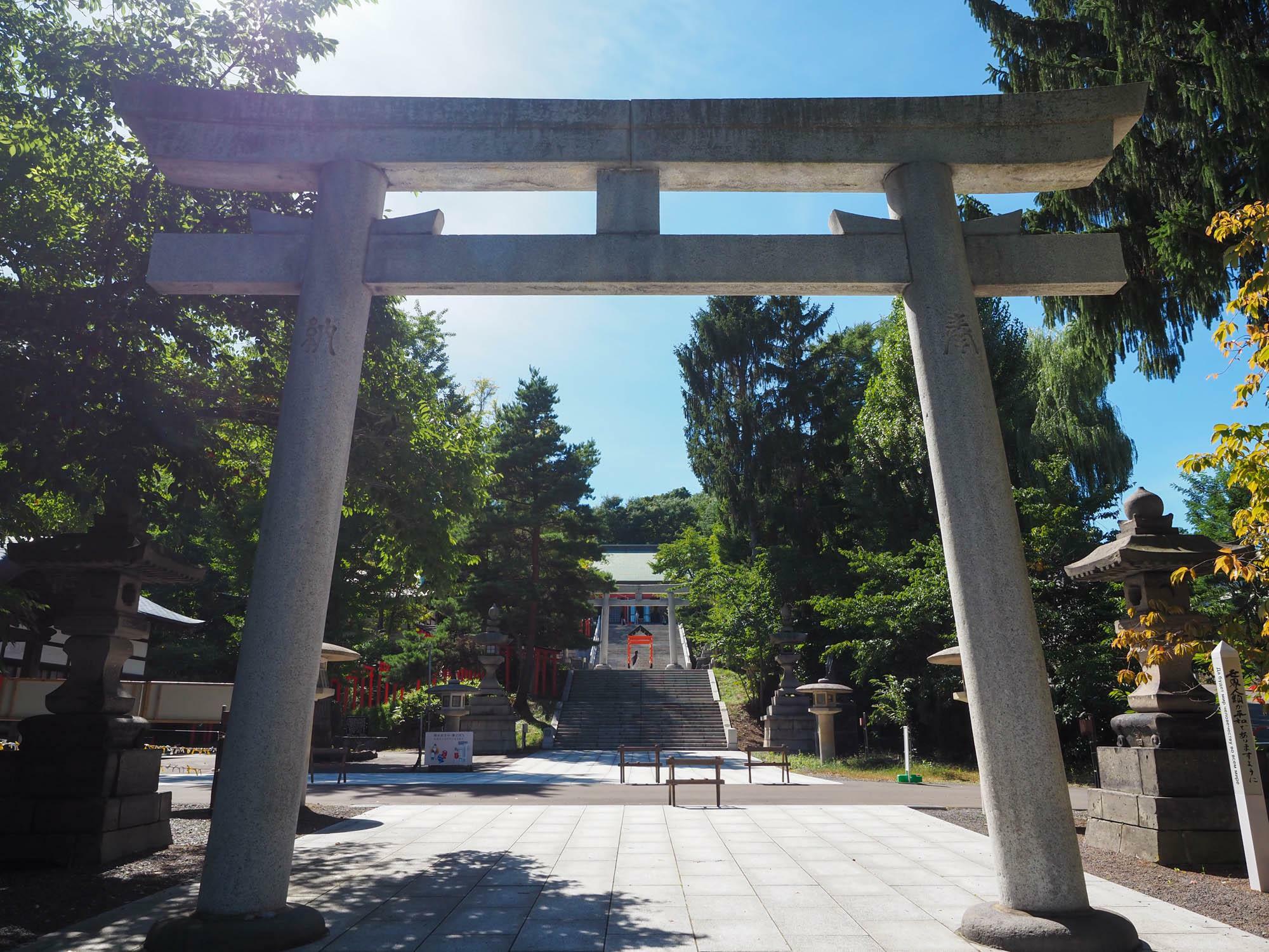 鳥居から住吉神社の御本殿を望む。