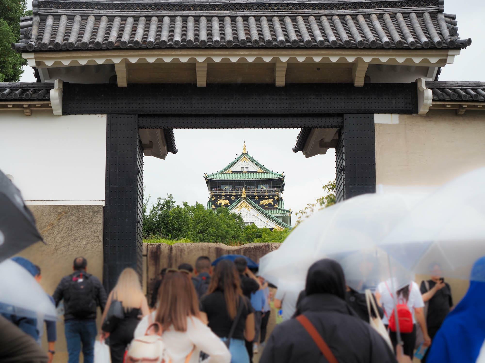 桜門から見た大阪城。この日はあいにくの天気だったが、それでも多くの観光客が訪れ、大阪城を目指して歩いていく。