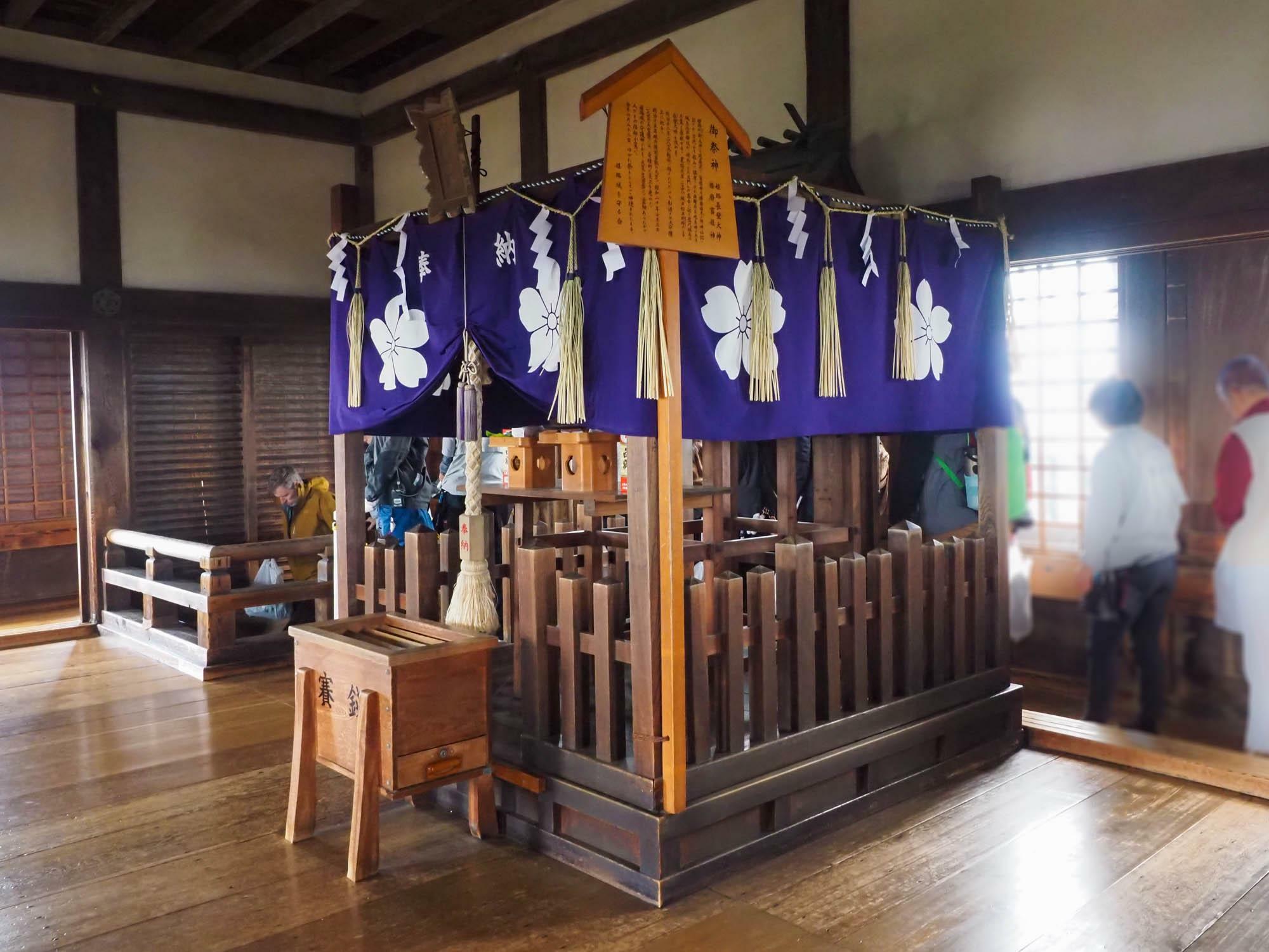 天守閣最上部の中心に祀られる長壁神社。