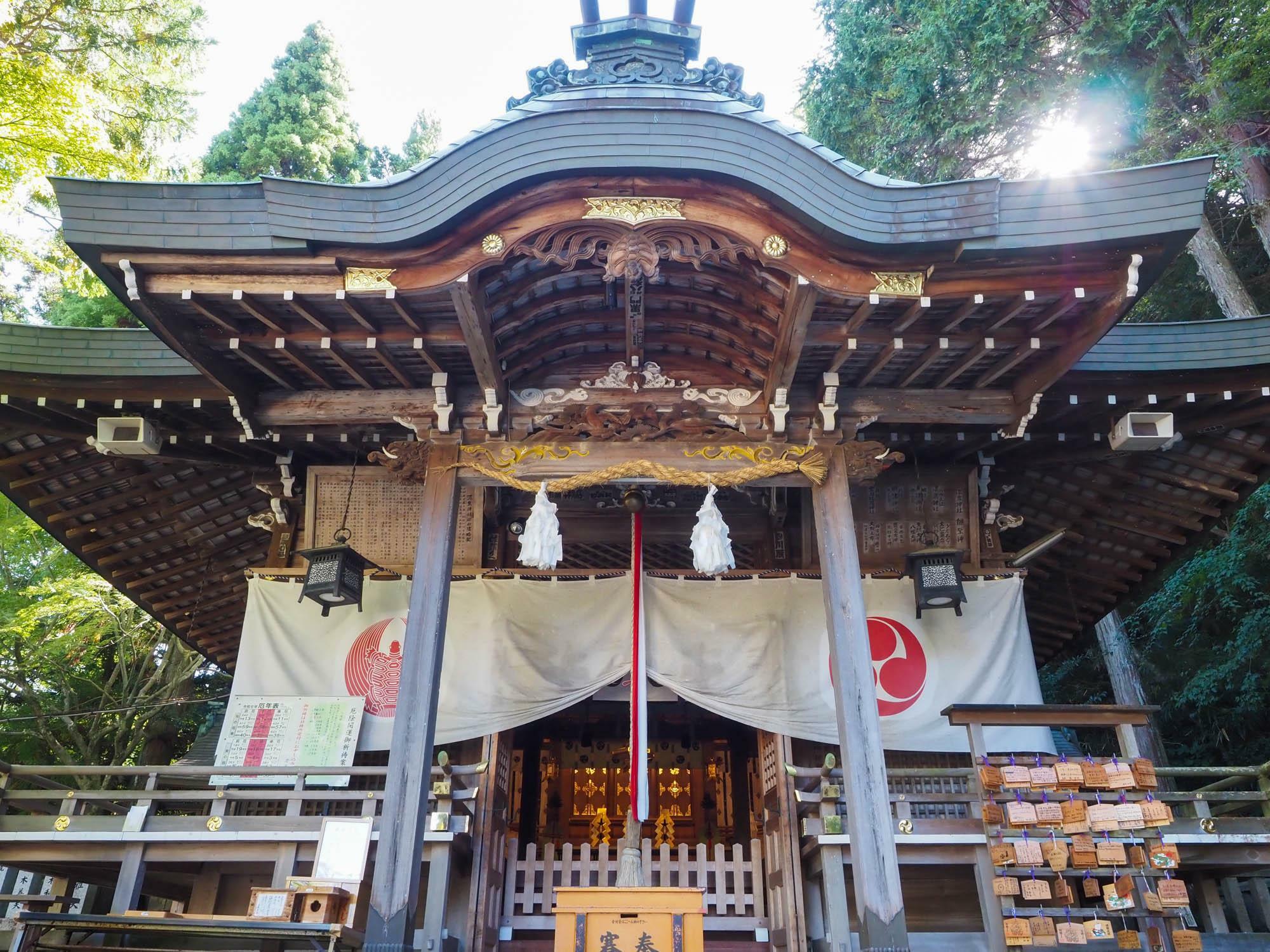 温泉神社拝殿前にて。