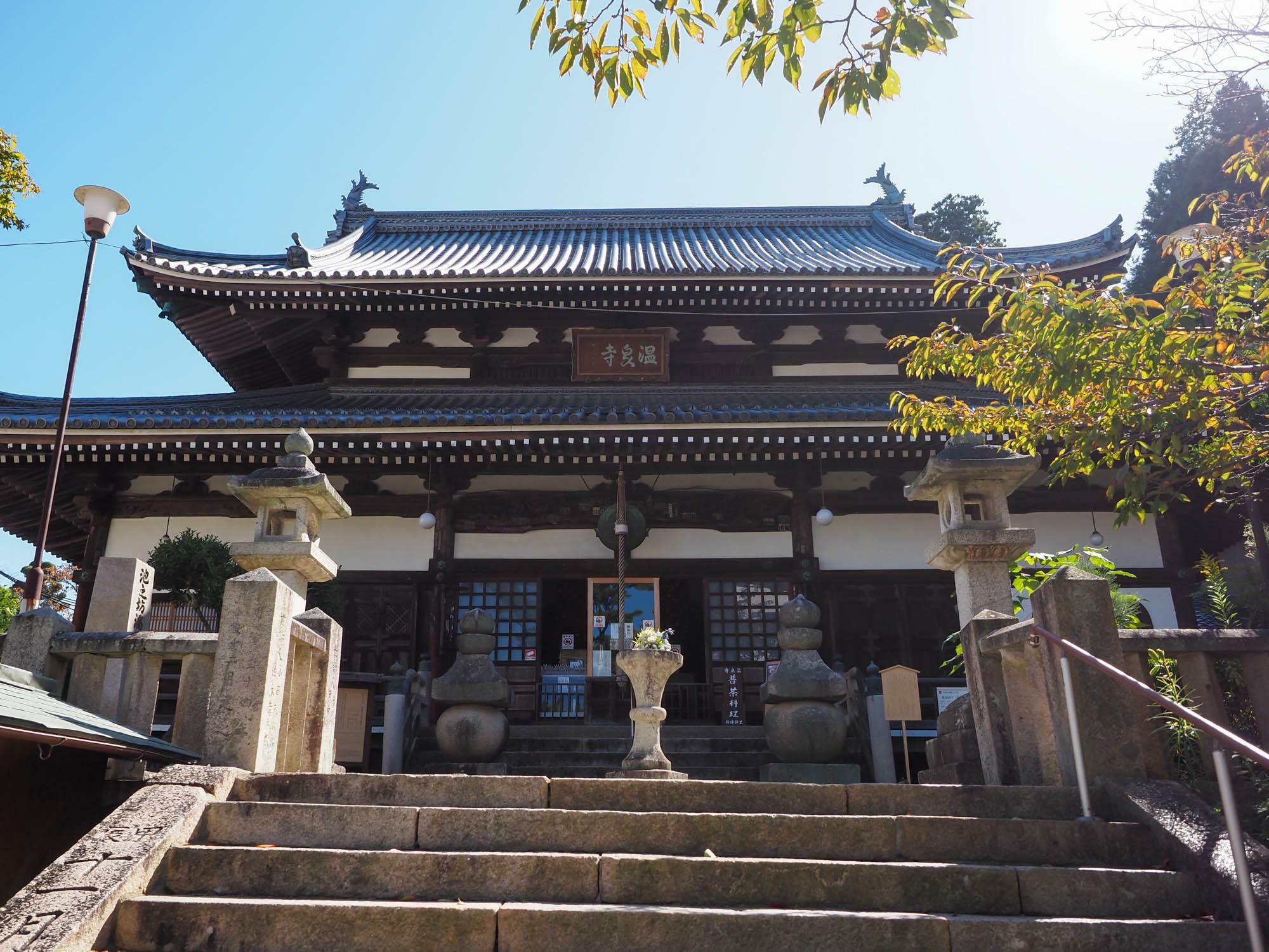 温泉寺本堂前にて。