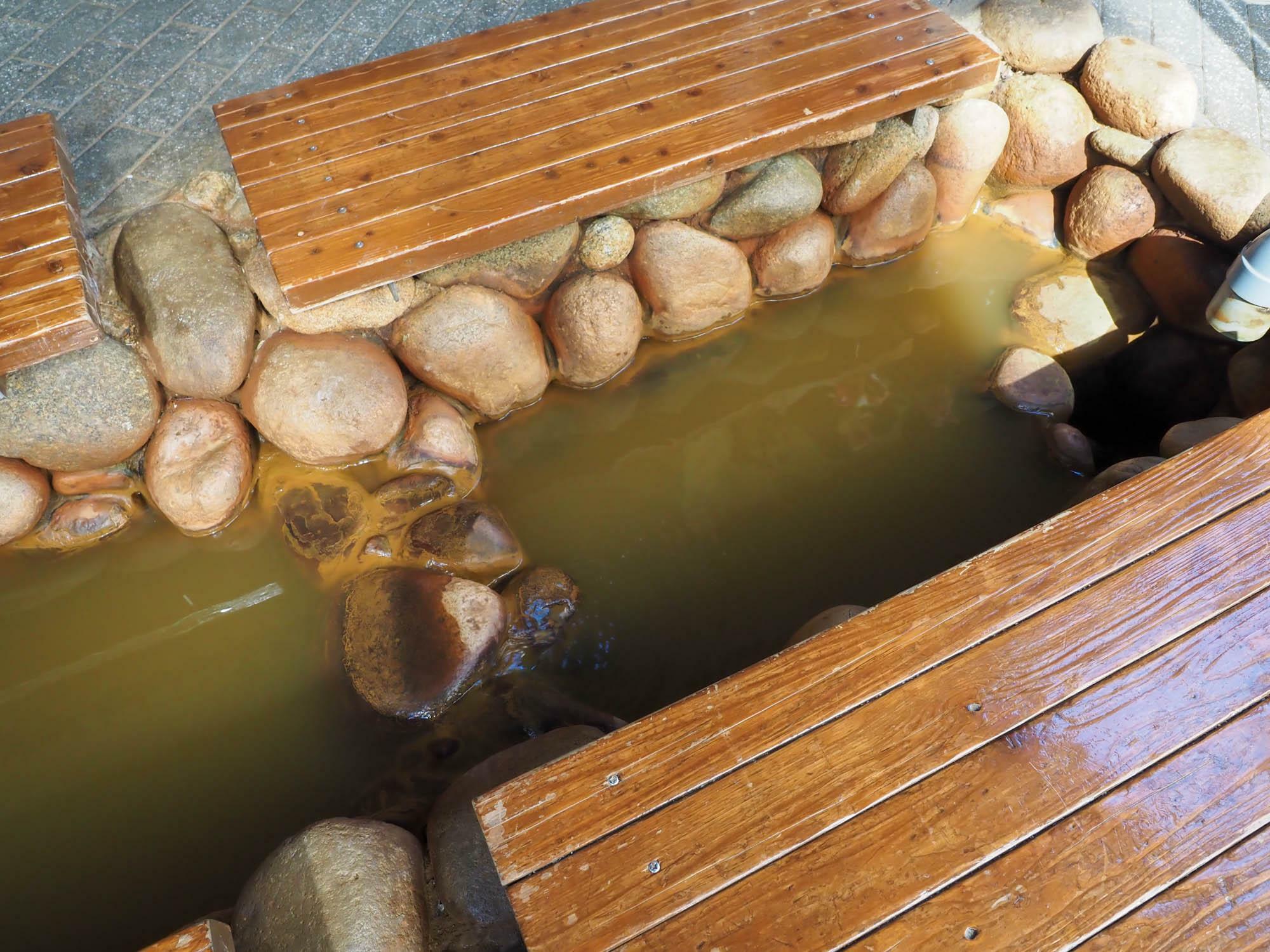 金泉の足湯。