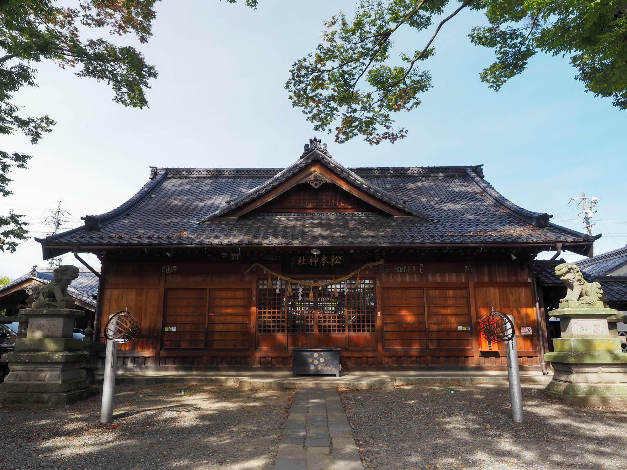 松本神社。松本城の北側に鎮座する松本城主ゆかりの神社である。