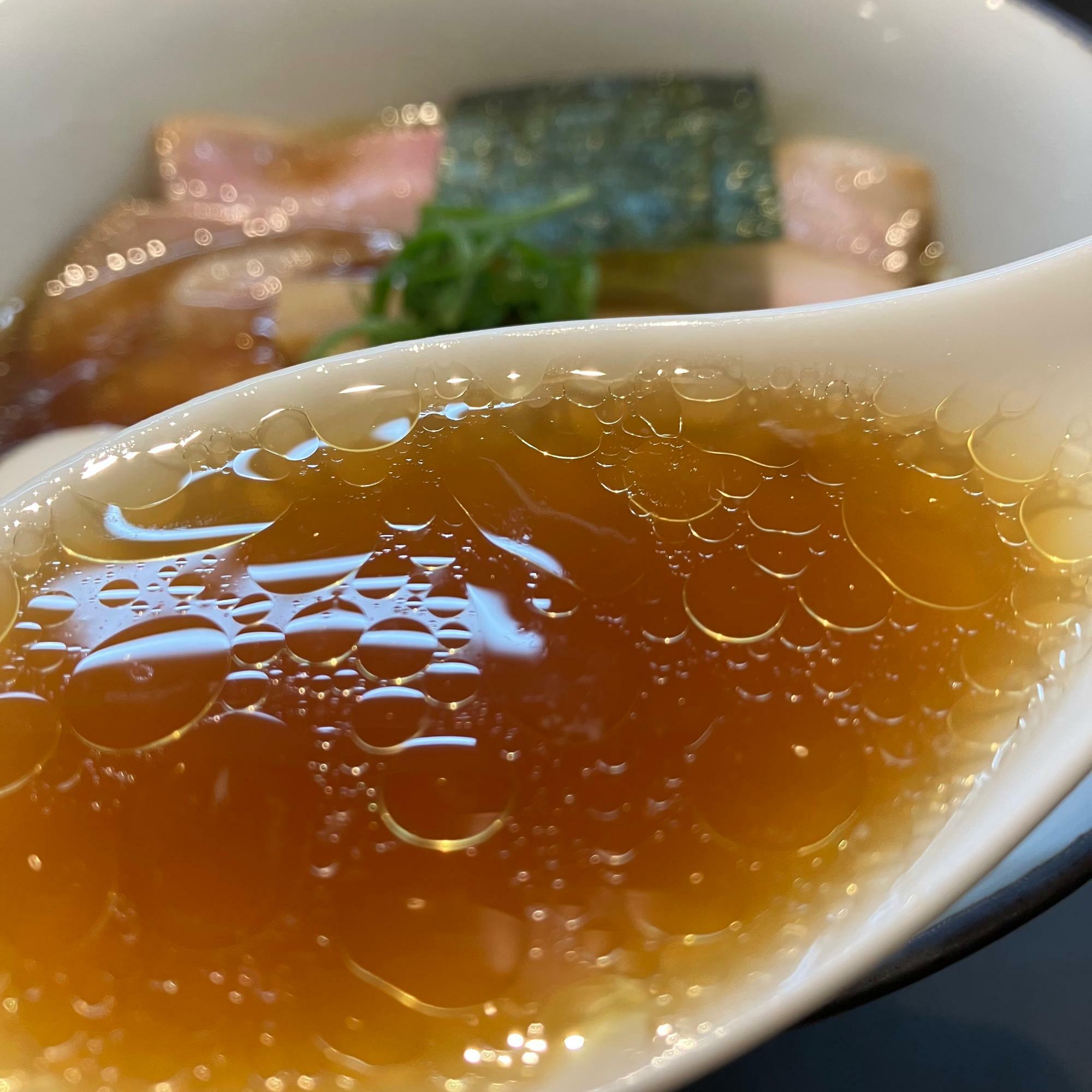 透明感あるクリアーなスープ。オイルでキラキラもしてます