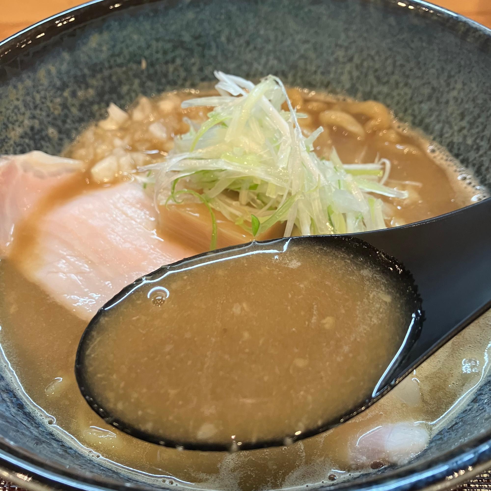 動物系白湯スープに合わさるは醤油。