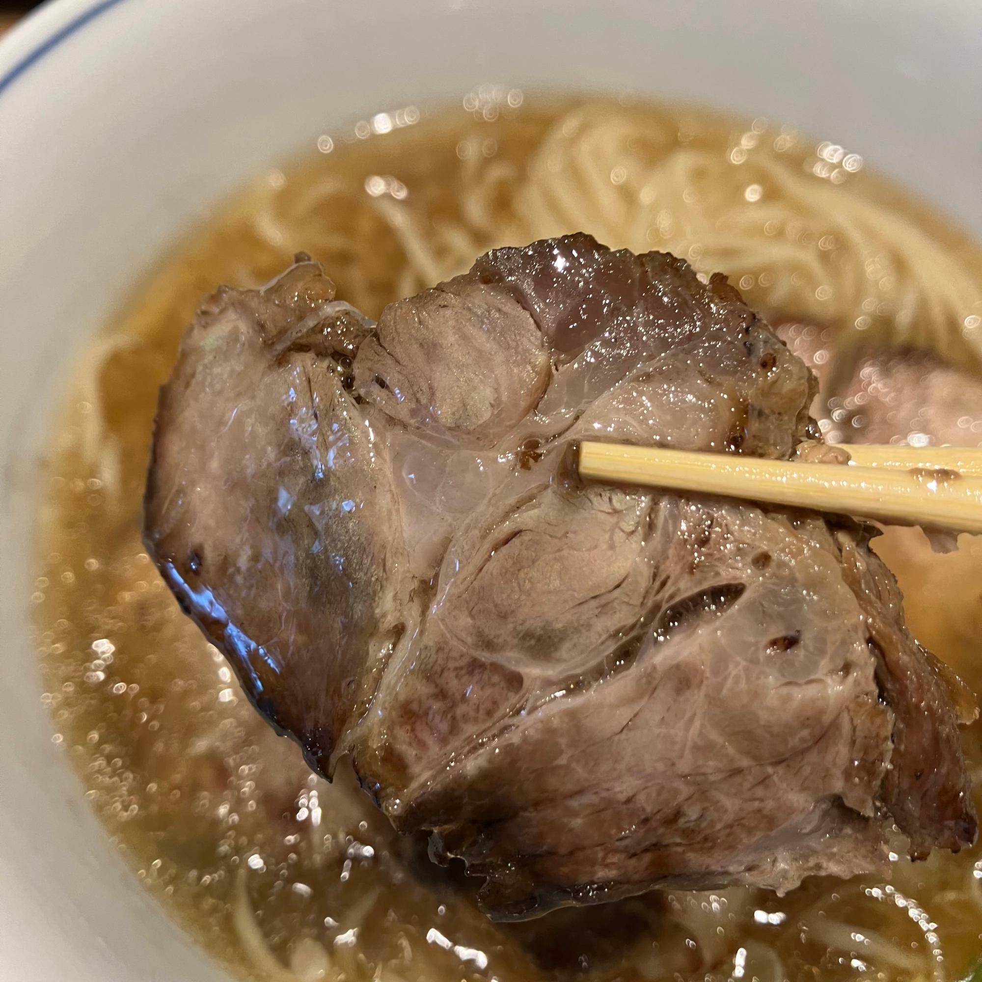 肉厚で仕上げを炭火で焼き上げられた豚チャーシュー。食べ応えありすぎた。