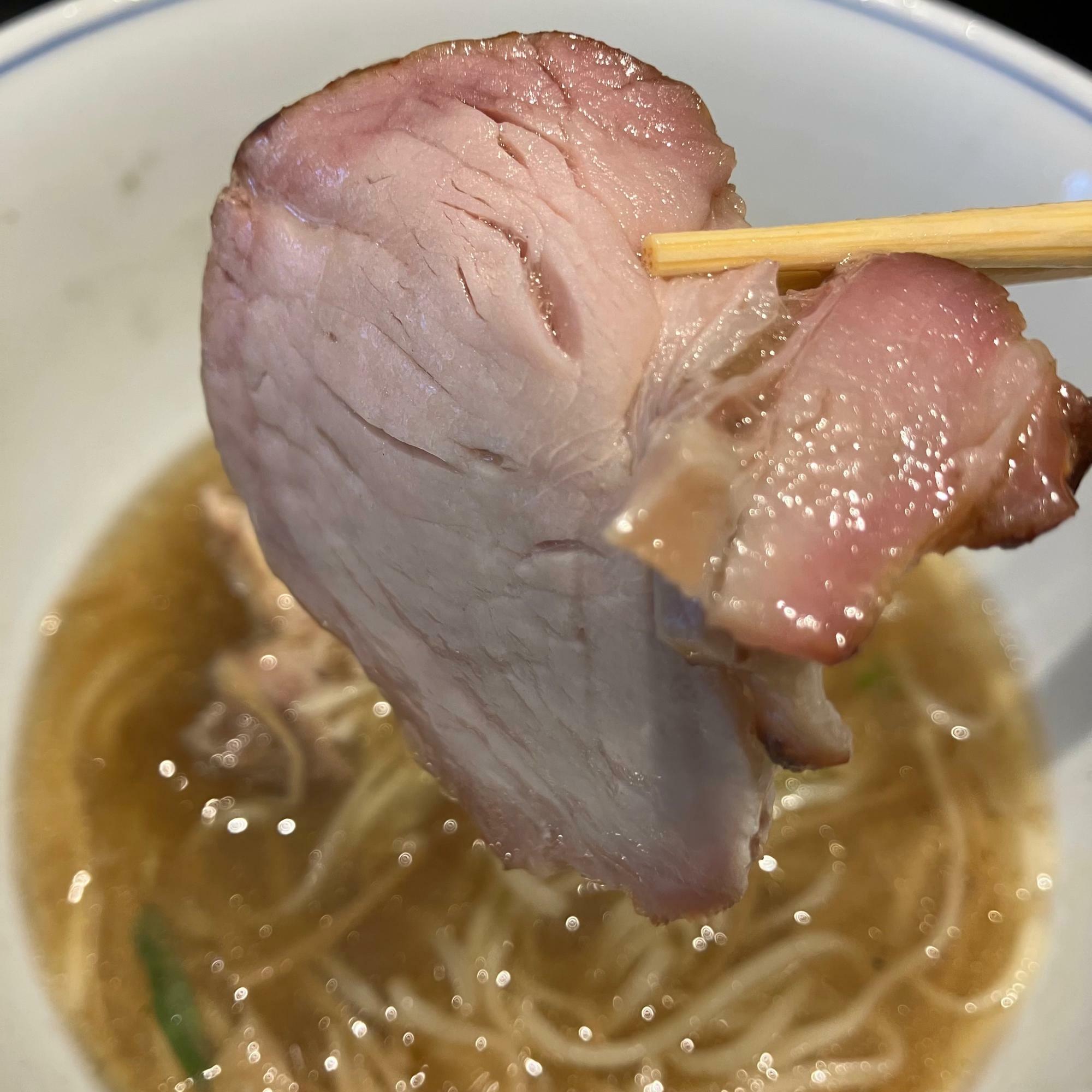 吊るし焼きかな？余計な油が抜けプリっとし弾力があって美味しかった