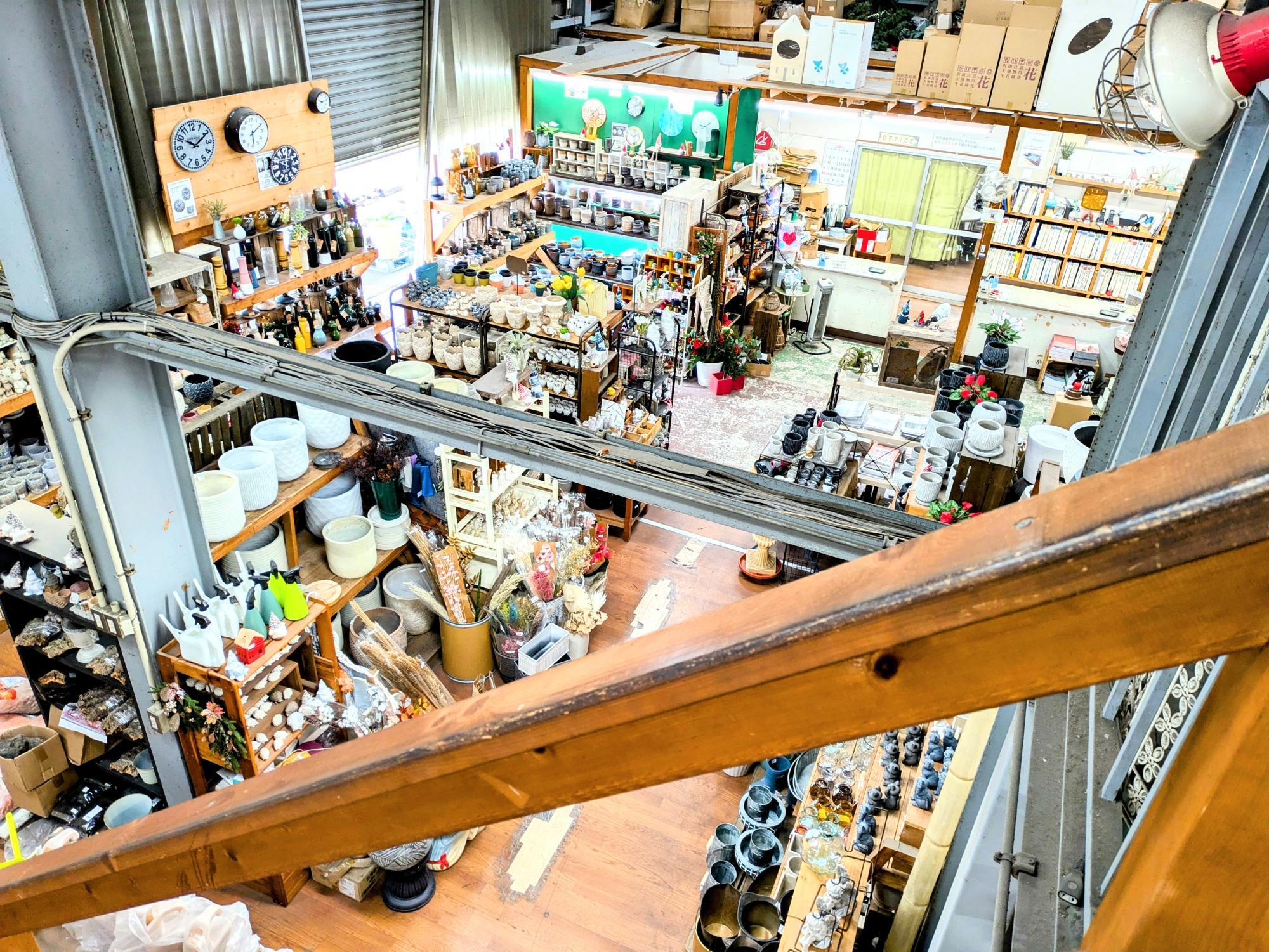 アンティーク雑貨 NOA 豊中市】300坪の敷地に1万点以上の商品。園芸問屋「NOAH」が