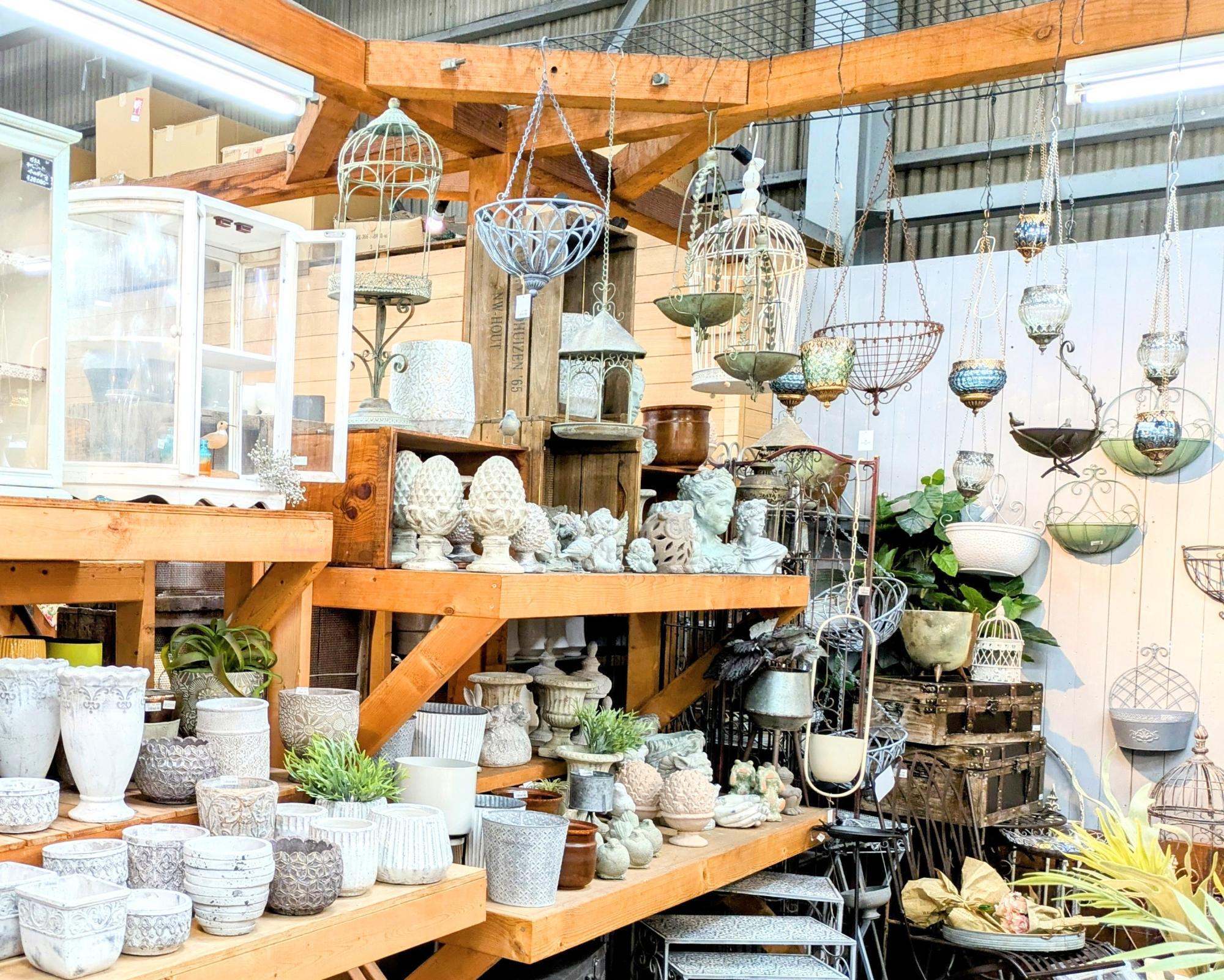 アンティーク雑貨 NOA 豊中市】300坪の敷地に1万点以上の商品。園芸問屋「NOAH」が