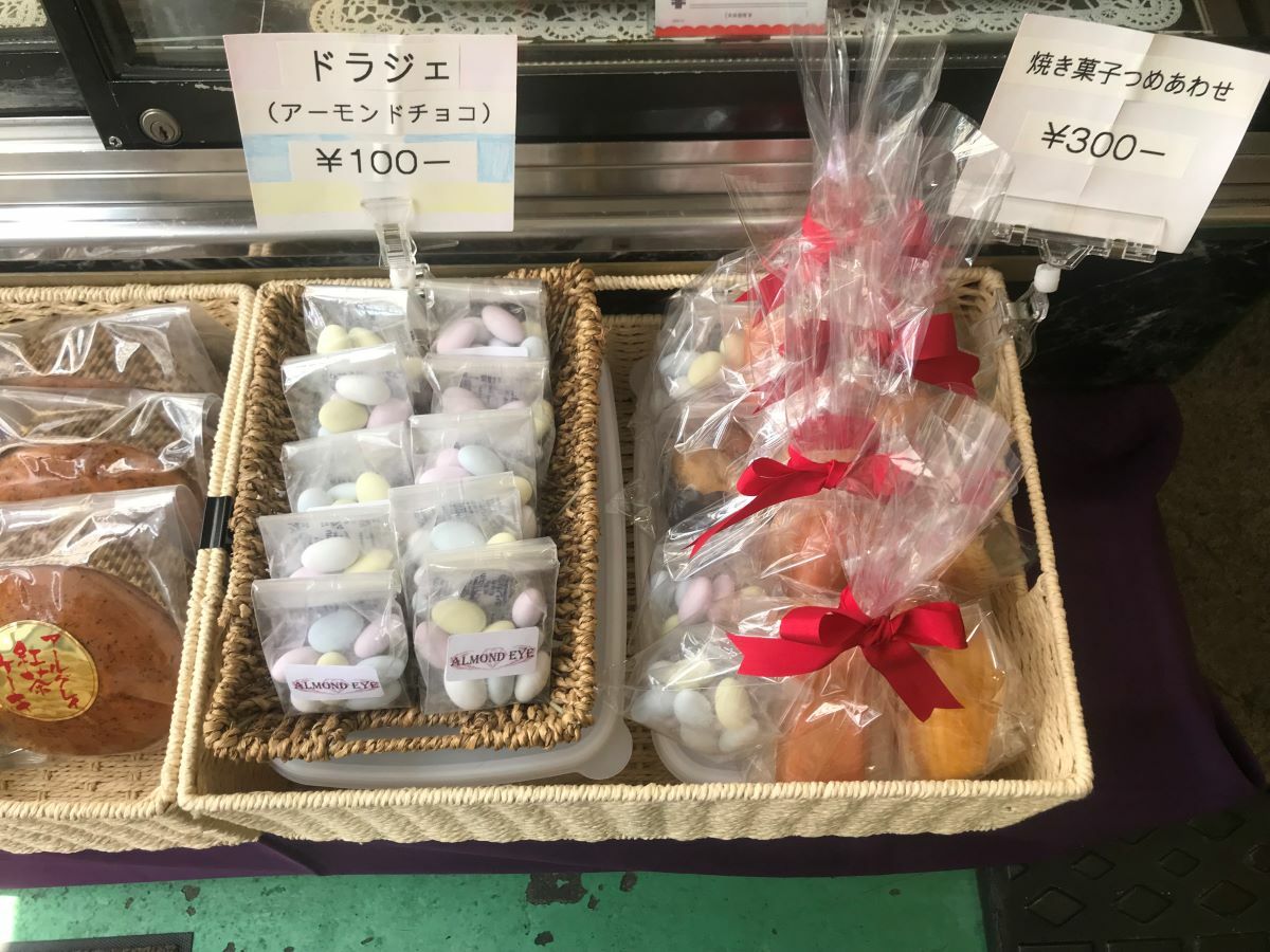 ドラジェ（アーモンドチョコ）100円（税込）、焼き菓子のつめあわせ300円（税込）